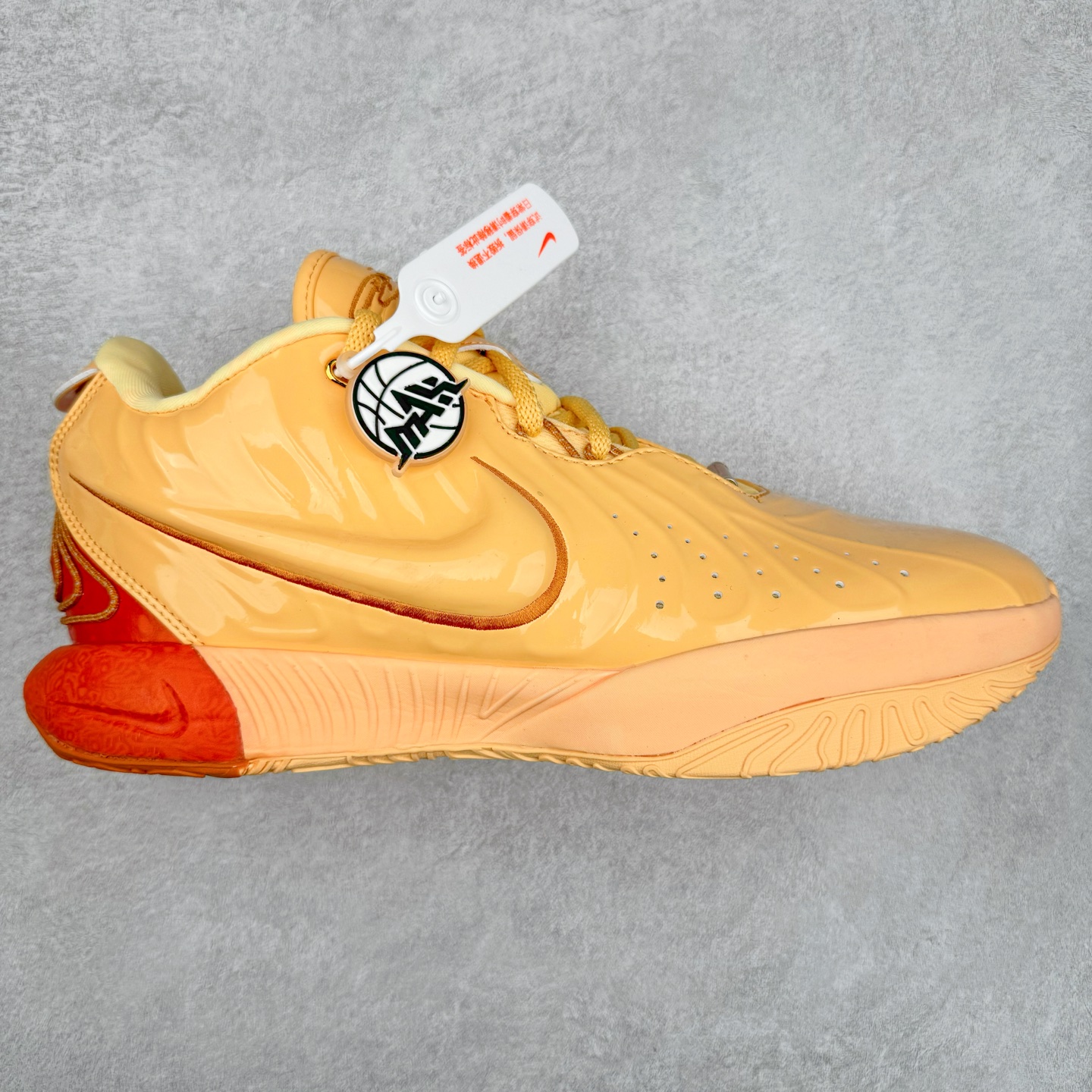 ＃灭世/Max NK LeBron James 詹姆斯21代签名实战篮球鞋 FV2346-800 顶配呈现 原厂5层大底组合（后跟独立密度模块）市场独家 原厂热熔原标工艺 过验标准 原厂全飞线工艺 鞋面质感与支撑拉满 前掌ZOOM TURBO➕后掌马蹄气垫 原配还原 全掌记忆海绵鞋垫➕过验级刷胶 采用覆层翻滚的皮革鞋面 上面覆盖着柔和的色调 柔和的薰衣草色调沿着椭圆形鞋带和鞋舌结构得到进一步使用 而引人注目的“Melon Tint”对比放大了球状轮廓的斜线、鞋舌标签标志和最中间的蕾丝环 尺码：39 40 40.5 41 42 42.5 43 44 44.5 45 46 47.5-选品中心