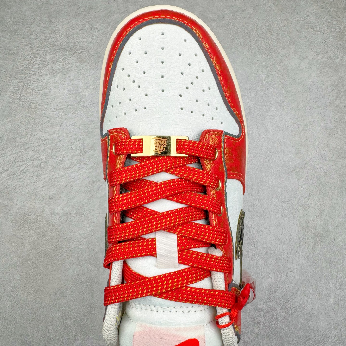 图片[4]-＃YC纯原 NK Dunk Low CNY 新春限定 RW1220-005 定制系列天花板 无原鞋不开发 全系列得物原鞋一比一校对开发 配色持续更新中 终端对接 优势输出 全套原厂楦头原纸板数据档案倾力打造 原汁原味莞产 极致还原 圈内最强针车工艺 高端零售指定版 广东原厂配套原盒原标 鞋盒分三个尺码段 原厂冲刀 超高清洁度 全鞋零毛边皮料切割 采用原厂百宏鞋带以及原厂百宏织唛舌标 内标可供原厂几率过验 进口原装条纹中底布 四线拉帮白色点胶 原厂拉帮手法遵循公司 原厂电绣 极致还原 尺码：36 36.5 37.5 38 38.5 39 40 40.5 41 42 42.5 43 44 44.5 45 46-选品中心