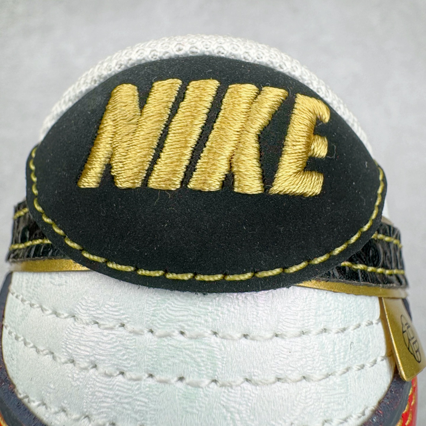 图片[18]-＃YC纯原 NK Dunk Low CNY 新春限定 RW1220-005 定制系列天花板 无原鞋不开发 全系列得物原鞋一比一校对开发 配色持续更新中 终端对接 优势输出 全套原厂楦头原纸板数据档案倾力打造 原汁原味莞产 极致还原 圈内最强针车工艺 高端零售指定版 广东原厂配套原盒原标 鞋盒分三个尺码段 原厂冲刀 超高清洁度 全鞋零毛边皮料切割 采用原厂百宏鞋带以及原厂百宏织唛舌标 内标可供原厂几率过验 进口原装条纹中底布 四线拉帮白色点胶 原厂拉帮手法遵循公司 原厂电绣 极致还原 尺码：36 36.5 37.5 38 38.5 39 40 40.5 41 42 42.5 43 44 44.5 45 46-选品中心