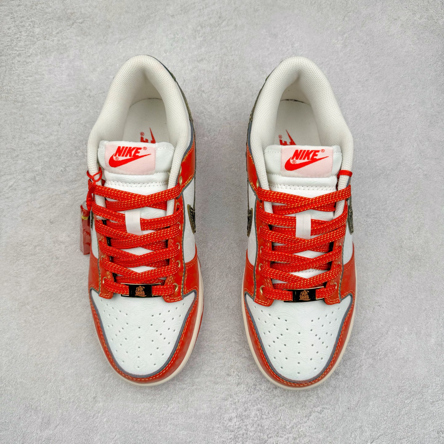 图片[2]-＃YC纯原 NK Dunk Low CNY 新春限定 RW1220-005 定制系列天花板 无原鞋不开发 全系列得物原鞋一比一校对开发 配色持续更新中 终端对接 优势输出 全套原厂楦头原纸板数据档案倾力打造 原汁原味莞产 极致还原 圈内最强针车工艺 高端零售指定版 广东原厂配套原盒原标 鞋盒分三个尺码段 原厂冲刀 超高清洁度 全鞋零毛边皮料切割 采用原厂百宏鞋带以及原厂百宏织唛舌标 内标可供原厂几率过验 进口原装条纹中底布 四线拉帮白色点胶 原厂拉帮手法遵循公司 原厂电绣 极致还原 尺码：36 36.5 37.5 38 38.5 39 40 40.5 41 42 42.5 43 44 44.5 45 46-选品中心