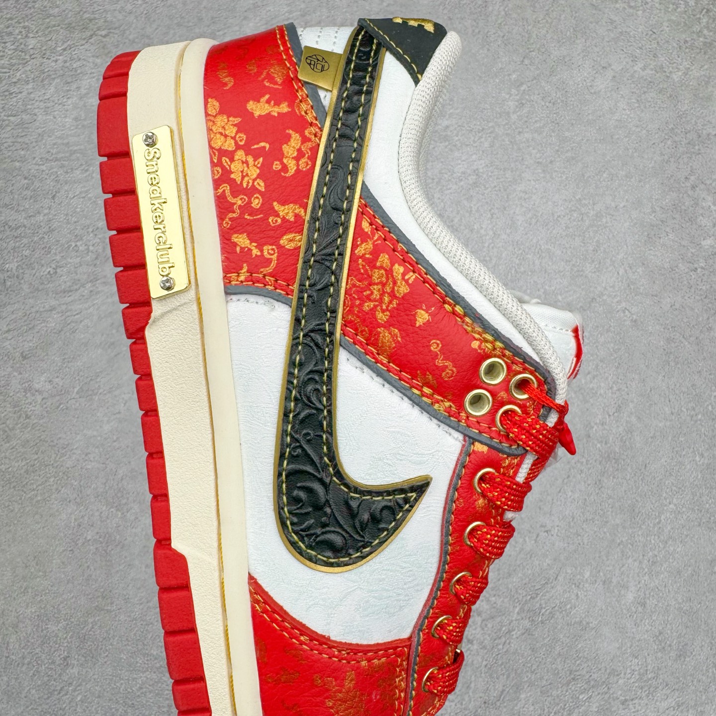 图片[6]-＃YC纯原 NK Dunk Low CNY 新春限定 RW1220-005 定制系列天花板 无原鞋不开发 全系列得物原鞋一比一校对开发 配色持续更新中 终端对接 优势输出 全套原厂楦头原纸板数据档案倾力打造 原汁原味莞产 极致还原 圈内最强针车工艺 高端零售指定版 广东原厂配套原盒原标 鞋盒分三个尺码段 原厂冲刀 超高清洁度 全鞋零毛边皮料切割 采用原厂百宏鞋带以及原厂百宏织唛舌标 内标可供原厂几率过验 进口原装条纹中底布 四线拉帮白色点胶 原厂拉帮手法遵循公司 原厂电绣 极致还原 尺码：36 36.5 37.5 38 38.5 39 40 40.5 41 42 42.5 43 44 44.5 45 46-选品中心