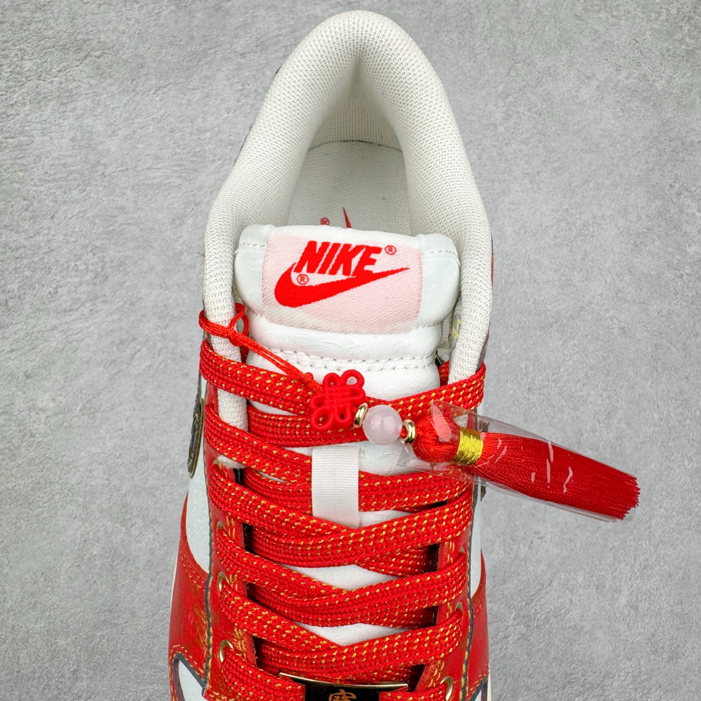 图片[5]-＃YC纯原 NK Dunk Low CNY 新春限定 RW1220-005 定制系列天花板 无原鞋不开发 全系列得物原鞋一比一校对开发 配色持续更新中 终端对接 优势输出 全套原厂楦头原纸板数据档案倾力打造 原汁原味莞产 极致还原 圈内最强针车工艺 高端零售指定版 广东原厂配套原盒原标 鞋盒分三个尺码段 原厂冲刀 超高清洁度 全鞋零毛边皮料切割 采用原厂百宏鞋带以及原厂百宏织唛舌标 内标可供原厂几率过验 进口原装条纹中底布 四线拉帮白色点胶 原厂拉帮手法遵循公司 原厂电绣 极致还原 尺码：36 36.5 37.5 38 38.5 39 40 40.5 41 42 42.5 43 44 44.5 45 46-选品中心
