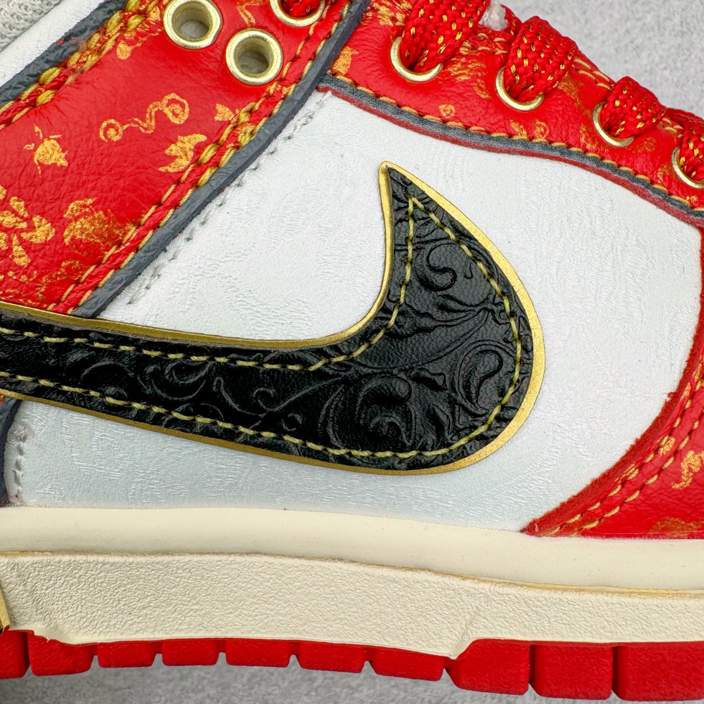 图片[22]-＃YC纯原 NK Dunk Low CNY 新春限定 RW1220-005 定制系列天花板 无原鞋不开发 全系列得物原鞋一比一校对开发 配色持续更新中 终端对接 优势输出 全套原厂楦头原纸板数据档案倾力打造 原汁原味莞产 极致还原 圈内最强针车工艺 高端零售指定版 广东原厂配套原盒原标 鞋盒分三个尺码段 原厂冲刀 超高清洁度 全鞋零毛边皮料切割 采用原厂百宏鞋带以及原厂百宏织唛舌标 内标可供原厂几率过验 进口原装条纹中底布 四线拉帮白色点胶 原厂拉帮手法遵循公司 原厂电绣 极致还原 尺码：36 36.5 37.5 38 38.5 39 40 40.5 41 42 42.5 43 44 44.5 45 46-选品中心