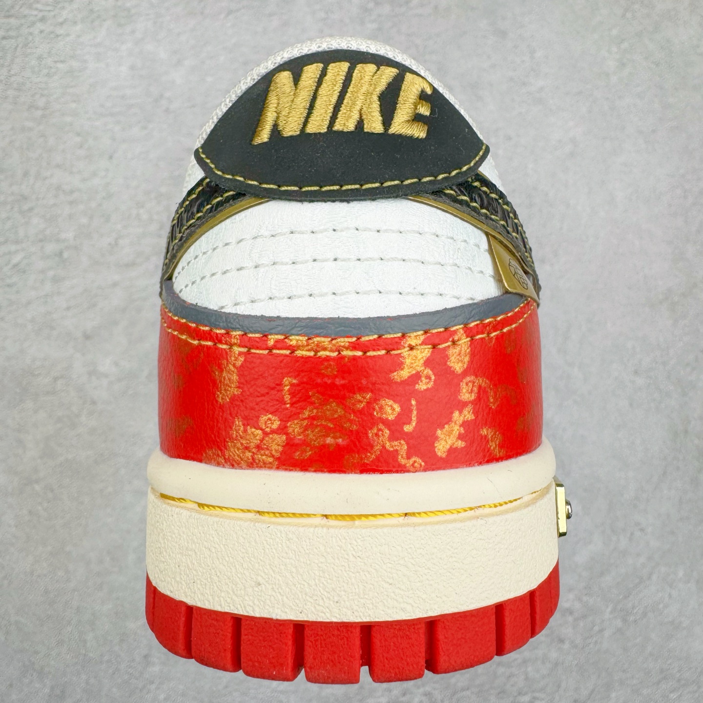 图片[7]-＃YC纯原 NK Dunk Low CNY 新春限定 RW1220-005 定制系列天花板 无原鞋不开发 全系列得物原鞋一比一校对开发 配色持续更新中 终端对接 优势输出 全套原厂楦头原纸板数据档案倾力打造 原汁原味莞产 极致还原 圈内最强针车工艺 高端零售指定版 广东原厂配套原盒原标 鞋盒分三个尺码段 原厂冲刀 超高清洁度 全鞋零毛边皮料切割 采用原厂百宏鞋带以及原厂百宏织唛舌标 内标可供原厂几率过验 进口原装条纹中底布 四线拉帮白色点胶 原厂拉帮手法遵循公司 原厂电绣 极致还原 尺码：36 36.5 37.5 38 38.5 39 40 40.5 41 42 42.5 43 44 44.5 45 46-选品中心