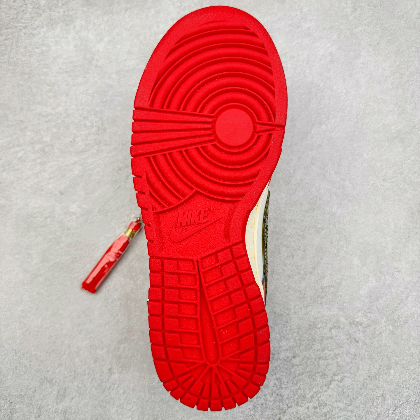 图片[8]-＃YC纯原 NK Dunk Low CNY 新春限定 RW1220-005 定制系列天花板 无原鞋不开发 全系列得物原鞋一比一校对开发 配色持续更新中 终端对接 优势输出 全套原厂楦头原纸板数据档案倾力打造 原汁原味莞产 极致还原 圈内最强针车工艺 高端零售指定版 广东原厂配套原盒原标 鞋盒分三个尺码段 原厂冲刀 超高清洁度 全鞋零毛边皮料切割 采用原厂百宏鞋带以及原厂百宏织唛舌标 内标可供原厂几率过验 进口原装条纹中底布 四线拉帮白色点胶 原厂拉帮手法遵循公司 原厂电绣 极致还原 尺码：36 36.5 37.5 38 38.5 39 40 40.5 41 42 42.5 43 44 44.5 45 46-选品中心