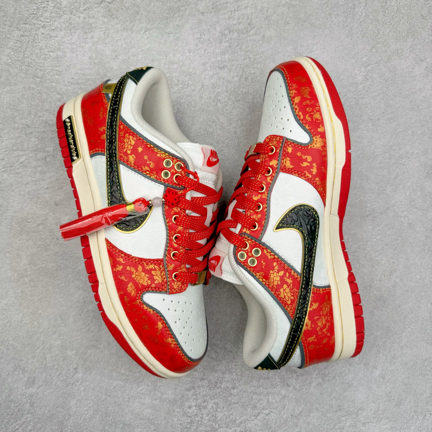 图片[3]-＃YC纯原 NK Dunk Low CNY 新春限定 RW1220-005 定制系列天花板 无原鞋不开发 全系列得物原鞋一比一校对开发 配色持续更新中 终端对接 优势输出 全套原厂楦头原纸板数据档案倾力打造 原汁原味莞产 极致还原 圈内最强针车工艺 高端零售指定版 广东原厂配套原盒原标 鞋盒分三个尺码段 原厂冲刀 超高清洁度 全鞋零毛边皮料切割 采用原厂百宏鞋带以及原厂百宏织唛舌标 内标可供原厂几率过验 进口原装条纹中底布 四线拉帮白色点胶 原厂拉帮手法遵循公司 原厂电绣 极致还原 尺码：36 36.5 37.5 38 38.5 39 40 40.5 41 42 42.5 43 44 44.5 45 46-选品中心