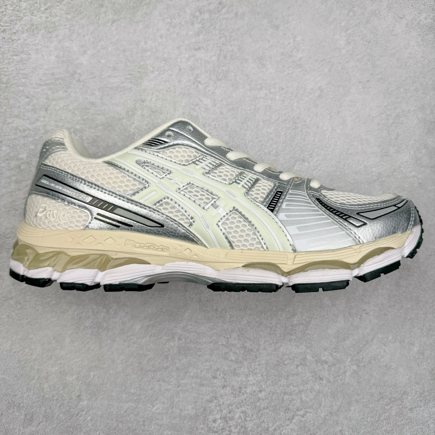 ＃HK纯原 ASICS GEL-KAYANO 14 亚瑟士K14系列户外复古潮流百搭织物合成革缓震休闲跑步鞋 原装纸板楦头开发 独家私模五层组合大底 原厂定制缓震硅胶加持 原盒原配 官方四联吊牌 原装Ortholite轻量化鞋垫 设计师 Hidenori Yamashita 以「Flash」一词为灵感 创造出未来感金属色鞋面 改造升级内在性能 由内而外全面革新 为 GEL-KAYANO 家族传承及经典跑鞋文化的延续 创下里程碑式作品 K14跑鞋重新诠释了复古的跑步形状 并以其 2000 年代后期的美学理念重新铺装 银色与蓝色的鞋面极为高档 网面铺陈与鞋面、鞋头多处细节位增添了透气性 鞋后跟部中底上以及多密度耐磨鞋底增加了 GEL 缓震胶 提供高抗冲击性、缓冲性、可保护脚部免受地面冲击的影响 穿着舒适性十足 尺码：35.5 36 37 37.5 38 39 39.5 40.5 41.5 42 42.5 43.5 44 45-选品中心