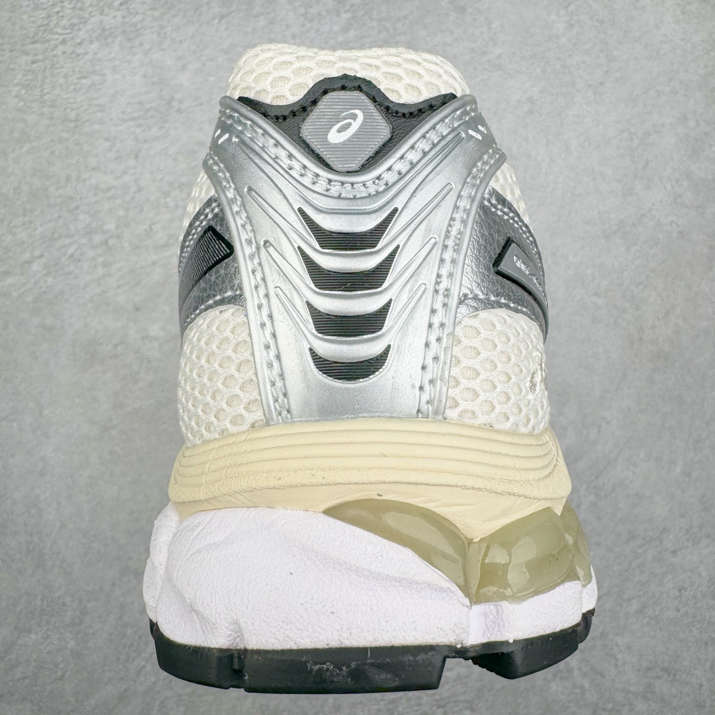 图片[8]-＃HK纯原 ASICS GEL-KAYANO 14 亚瑟士K14系列户外复古潮流百搭织物合成革缓震休闲跑步鞋 原装纸板楦头开发 独家私模五层组合大底 原厂定制缓震硅胶加持 原盒原配 官方四联吊牌 原装Ortholite轻量化鞋垫 设计师 Hidenori Yamashita 以「Flash」一词为灵感 创造出未来感金属色鞋面 改造升级内在性能 由内而外全面革新 为 GEL-KAYANO 家族传承及经典跑鞋文化的延续 创下里程碑式作品 K14跑鞋重新诠释了复古的跑步形状 并以其 2000 年代后期的美学理念重新铺装 银色与蓝色的鞋面极为高档 网面铺陈与鞋面、鞋头多处细节位增添了透气性 鞋后跟部中底上以及多密度耐磨鞋底增加了 GEL 缓震胶 提供高抗冲击性、缓冲性、可保护脚部免受地面冲击的影响 穿着舒适性十足 尺码：35.5 36 37 37.5 38 39 39.5 40.5 41.5 42 42.5 43.5 44 45-选品中心