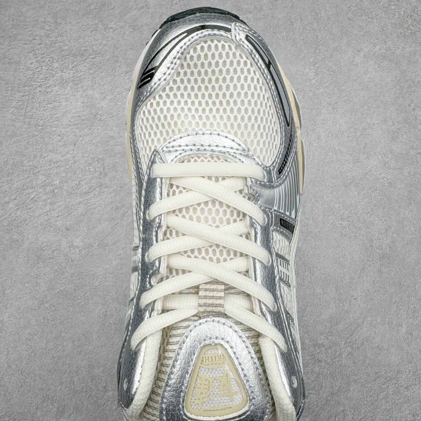 图片[4]-＃HK纯原 ASICS GEL-KAYANO 14 亚瑟士K14系列户外复古潮流百搭织物合成革缓震休闲跑步鞋 原装纸板楦头开发 独家私模五层组合大底 原厂定制缓震硅胶加持 原盒原配 官方四联吊牌 原装Ortholite轻量化鞋垫 设计师 Hidenori Yamashita 以「Flash」一词为灵感 创造出未来感金属色鞋面 改造升级内在性能 由内而外全面革新 为 GEL-KAYANO 家族传承及经典跑鞋文化的延续 创下里程碑式作品 K14跑鞋重新诠释了复古的跑步形状 并以其 2000 年代后期的美学理念重新铺装 银色与蓝色的鞋面极为高档 网面铺陈与鞋面、鞋头多处细节位增添了透气性 鞋后跟部中底上以及多密度耐磨鞋底增加了 GEL 缓震胶 提供高抗冲击性、缓冲性、可保护脚部免受地面冲击的影响 穿着舒适性十足 尺码：35.5 36 37 37.5 38 39 39.5 40.5 41.5 42 42.5 43.5 44 45-选品中心