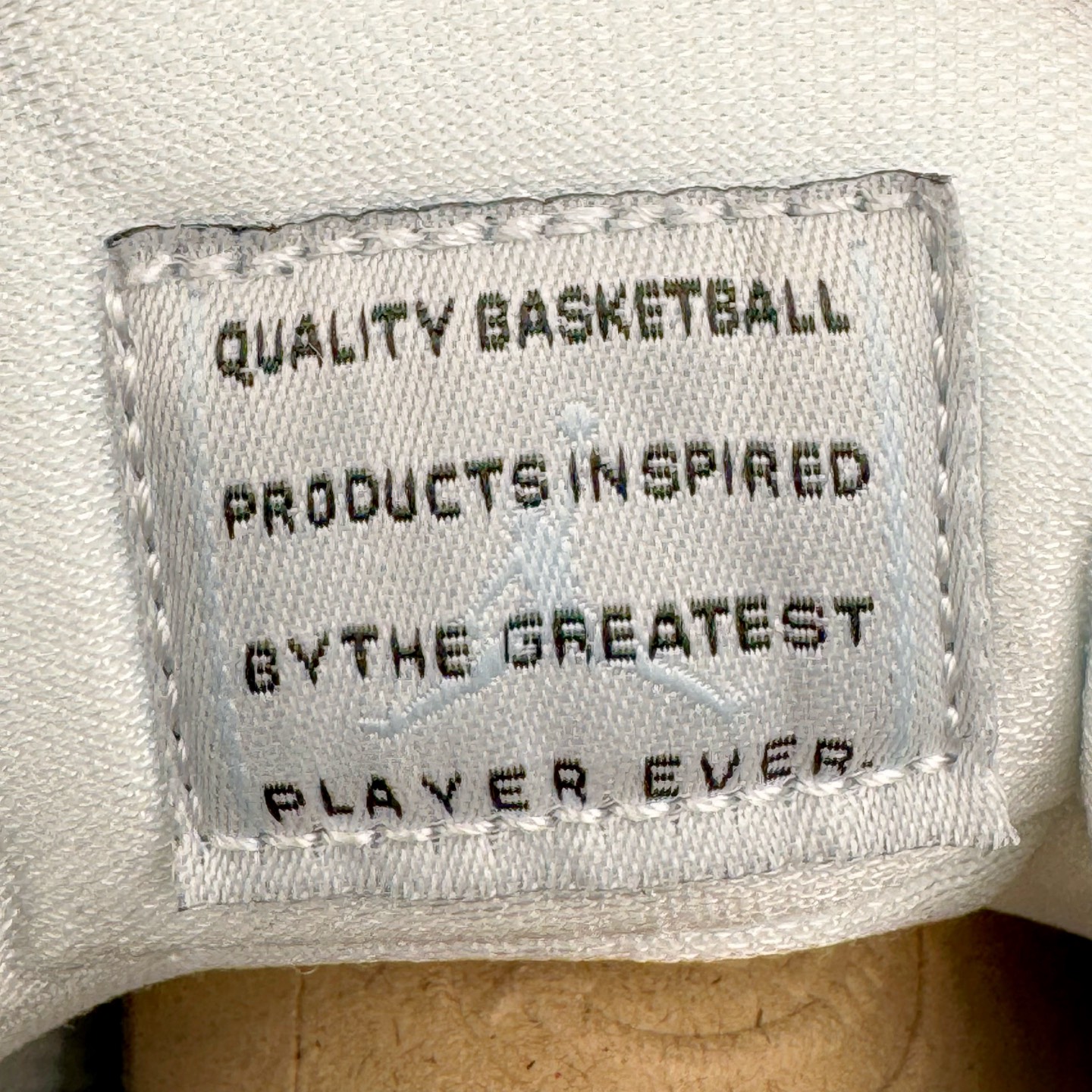 图片[15]-＃KZ神版 Air Jordan AJ11 Retro Low CNY蛇年限定 HQ7000-001 市场中端王者 耗时半年巨作 全套原纸板楦头开发 确保原汁原味 完美呈现11代版型 此版本只针对中端市场 皮料材质有所更替 其他数据细节工艺流程均保持一致绝不口嗨 细节品控鞋型随意秒杀市面3XX 原楦原档案数据开模打造 原厂中底拉帮钢印 原厂进口漆皮 防冻不开裂 原装鞋撑 水晶大底正确色度色泽 原楦原数据刺绣 原厂车缝走线及对位 毫厘不差 飞人logo采用原数据电脑刺绣 原装正品碳纤维真实碳板 增强抗扭 原内标 原盒标 正确官方原盒 防氧化水晶外底 原厂配套全掌solo气垫 进口港宝加持 后跟自然饱满 全鞋荧光划线卡点 追求极致完美 每一双都是工艺品 多重QC质检 超越公司货的品控标准 实实在在的免检产品 尺码：36 36.5 37.5 38 38.5 39 40 40.5 41 42 42.5 43 44 44.5 45 46 47.5-选品中心