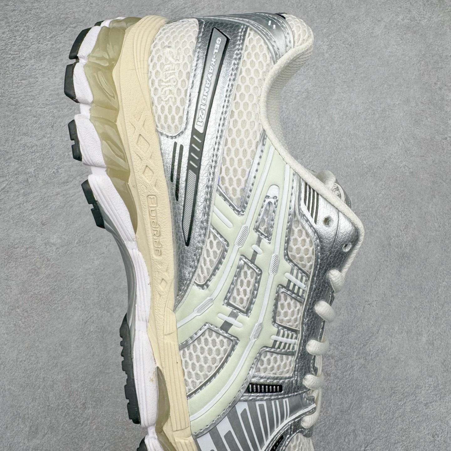 图片[6]-＃HK纯原 ASICS GEL-KAYANO 14 亚瑟士K14系列户外复古潮流百搭织物合成革缓震休闲跑步鞋 原装纸板楦头开发 独家私模五层组合大底 原厂定制缓震硅胶加持 原盒原配 官方四联吊牌 原装Ortholite轻量化鞋垫 设计师 Hidenori Yamashita 以「Flash」一词为灵感 创造出未来感金属色鞋面 改造升级内在性能 由内而外全面革新 为 GEL-KAYANO 家族传承及经典跑鞋文化的延续 创下里程碑式作品 K14跑鞋重新诠释了复古的跑步形状 并以其 2000 年代后期的美学理念重新铺装 银色与蓝色的鞋面极为高档 网面铺陈与鞋面、鞋头多处细节位增添了透气性 鞋后跟部中底上以及多密度耐磨鞋底增加了 GEL 缓震胶 提供高抗冲击性、缓冲性、可保护脚部免受地面冲击的影响 穿着舒适性十足 尺码：35.5 36 37 37.5 38 39 39.5 40.5 41.5 42 42.5 43.5 44 45-选品中心