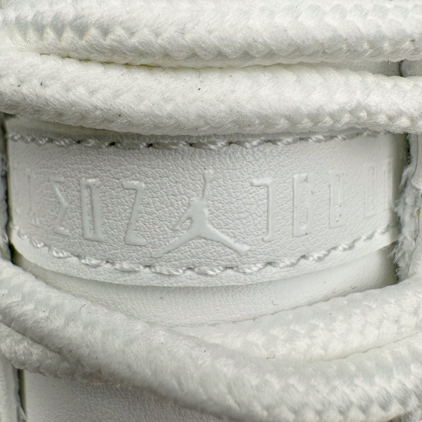 图片[16]-＃KZ神版 Air Jordan AJ11 Retro Low CNY蛇年限定 HQ7000-001 市场中端王者 耗时半年巨作 全套原纸板楦头开发 确保原汁原味 完美呈现11代版型 此版本只针对中端市场 皮料材质有所更替 其他数据细节工艺流程均保持一致绝不口嗨 细节品控鞋型随意秒杀市面3XX 原楦原档案数据开模打造 原厂中底拉帮钢印 原厂进口漆皮 防冻不开裂 原装鞋撑 水晶大底正确色度色泽 原楦原数据刺绣 原厂车缝走线及对位 毫厘不差 飞人logo采用原数据电脑刺绣 原装正品碳纤维真实碳板 增强抗扭 原内标 原盒标 正确官方原盒 防氧化水晶外底 原厂配套全掌solo气垫 进口港宝加持 后跟自然饱满 全鞋荧光划线卡点 追求极致完美 每一双都是工艺品 多重QC质检 超越公司货的品控标准 实实在在的免检产品 尺码：36 36.5 37.5 38 38.5 39 40 40.5 41 42 42.5 43 44 44.5 45 46 47.5-选品中心