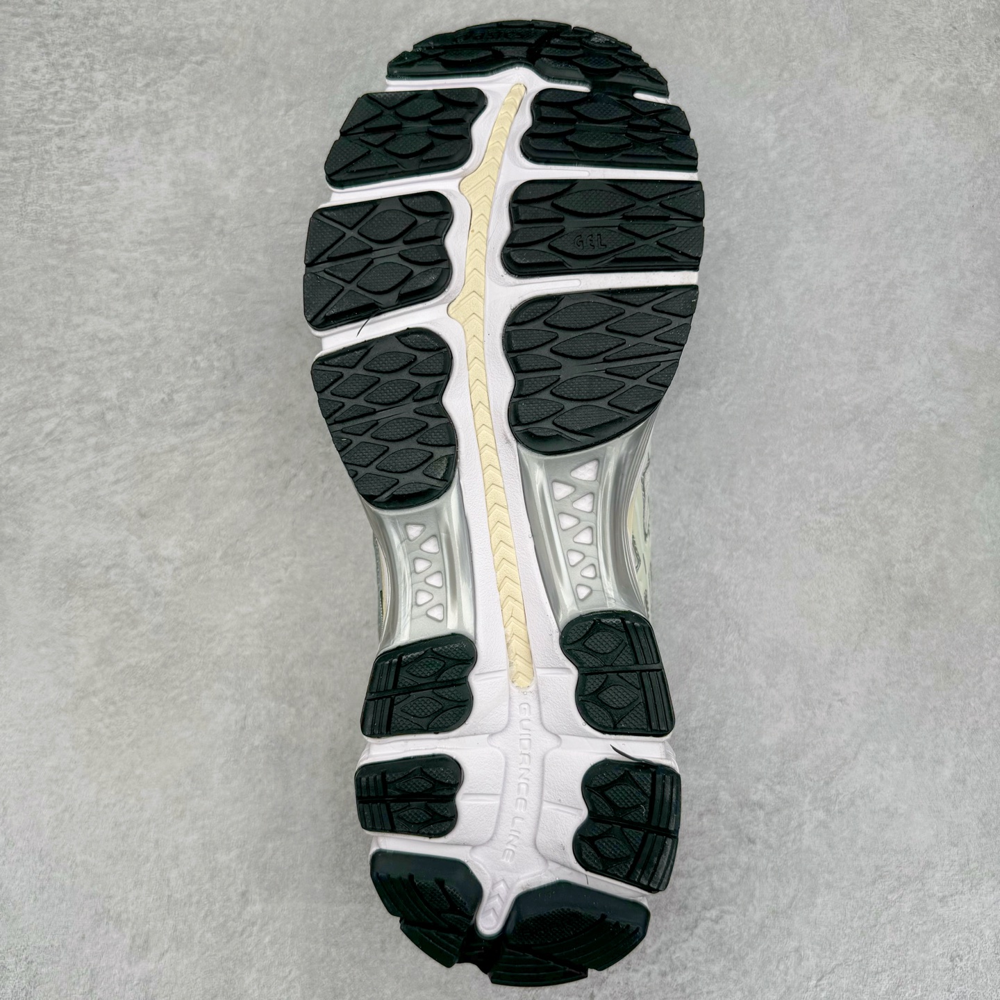 图片[9]-＃HK纯原 ASICS GEL-KAYANO 14 亚瑟士K14系列户外复古潮流百搭织物合成革缓震休闲跑步鞋 原装纸板楦头开发 独家私模五层组合大底 原厂定制缓震硅胶加持 原盒原配 官方四联吊牌 原装Ortholite轻量化鞋垫 设计师 Hidenori Yamashita 以「Flash」一词为灵感 创造出未来感金属色鞋面 改造升级内在性能 由内而外全面革新 为 GEL-KAYANO 家族传承及经典跑鞋文化的延续 创下里程碑式作品 K14跑鞋重新诠释了复古的跑步形状 并以其 2000 年代后期的美学理念重新铺装 银色与蓝色的鞋面极为高档 网面铺陈与鞋面、鞋头多处细节位增添了透气性 鞋后跟部中底上以及多密度耐磨鞋底增加了 GEL 缓震胶 提供高抗冲击性、缓冲性、可保护脚部免受地面冲击的影响 穿着舒适性十足 尺码：35.5 36 37 37.5 38 39 39.5 40.5 41.5 42 42.5 43.5 44 45-选品中心