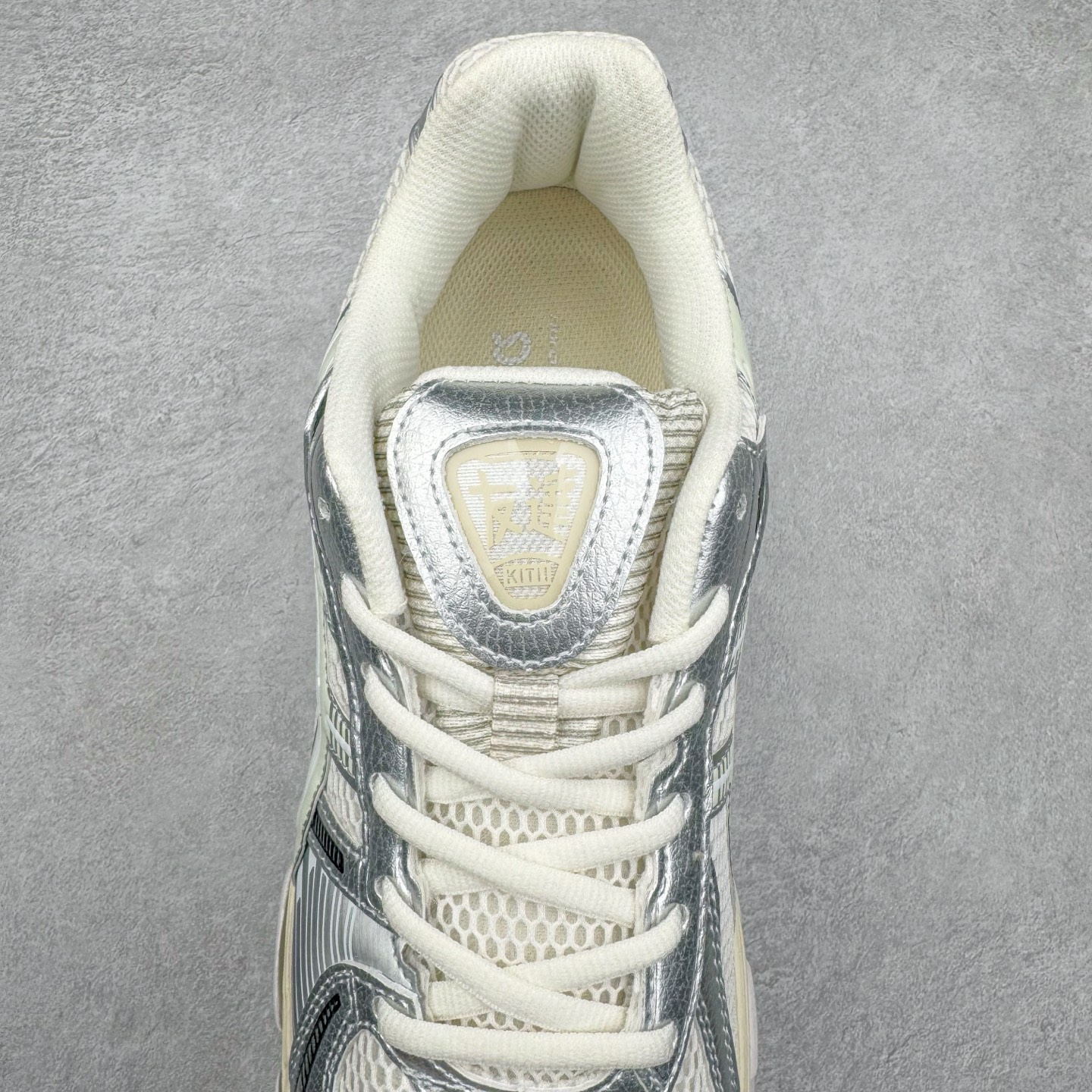 图片[5]-＃HK纯原 ASICS GEL-KAYANO 14 亚瑟士K14系列户外复古潮流百搭织物合成革缓震休闲跑步鞋 原装纸板楦头开发 独家私模五层组合大底 原厂定制缓震硅胶加持 原盒原配 官方四联吊牌 原装Ortholite轻量化鞋垫 设计师 Hidenori Yamashita 以「Flash」一词为灵感 创造出未来感金属色鞋面 改造升级内在性能 由内而外全面革新 为 GEL-KAYANO 家族传承及经典跑鞋文化的延续 创下里程碑式作品 K14跑鞋重新诠释了复古的跑步形状 并以其 2000 年代后期的美学理念重新铺装 银色与蓝色的鞋面极为高档 网面铺陈与鞋面、鞋头多处细节位增添了透气性 鞋后跟部中底上以及多密度耐磨鞋底增加了 GEL 缓震胶 提供高抗冲击性、缓冲性、可保护脚部免受地面冲击的影响 穿着舒适性十足 尺码：35.5 36 37 37.5 38 39 39.5 40.5 41.5 42 42.5 43.5 44 45-选品中心