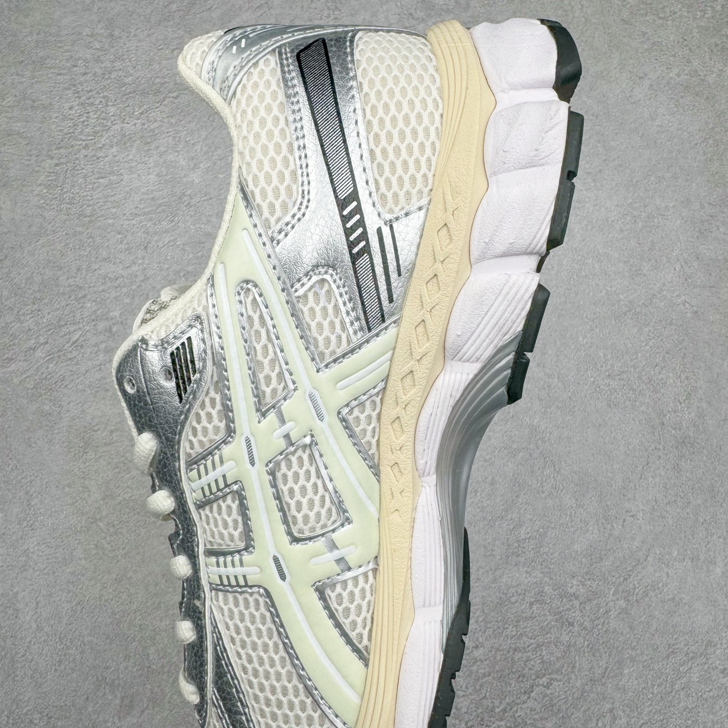 图片[7]-＃HK纯原 ASICS GEL-KAYANO 14 亚瑟士K14系列户外复古潮流百搭织物合成革缓震休闲跑步鞋 原装纸板楦头开发 独家私模五层组合大底 原厂定制缓震硅胶加持 原盒原配 官方四联吊牌 原装Ortholite轻量化鞋垫 设计师 Hidenori Yamashita 以「Flash」一词为灵感 创造出未来感金属色鞋面 改造升级内在性能 由内而外全面革新 为 GEL-KAYANO 家族传承及经典跑鞋文化的延续 创下里程碑式作品 K14跑鞋重新诠释了复古的跑步形状 并以其 2000 年代后期的美学理念重新铺装 银色与蓝色的鞋面极为高档 网面铺陈与鞋面、鞋头多处细节位增添了透气性 鞋后跟部中底上以及多密度耐磨鞋底增加了 GEL 缓震胶 提供高抗冲击性、缓冲性、可保护脚部免受地面冲击的影响 穿着舒适性十足 尺码：35.5 36 37 37.5 38 39 39.5 40.5 41.5 42 42.5 43.5 44 45-选品中心