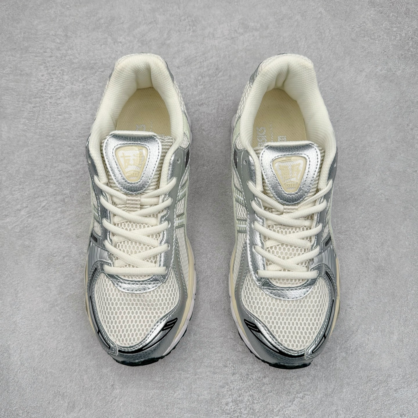 图片[2]-＃HK纯原 ASICS GEL-KAYANO 14 亚瑟士K14系列户外复古潮流百搭织物合成革缓震休闲跑步鞋 原装纸板楦头开发 独家私模五层组合大底 原厂定制缓震硅胶加持 原盒原配 官方四联吊牌 原装Ortholite轻量化鞋垫 设计师 Hidenori Yamashita 以「Flash」一词为灵感 创造出未来感金属色鞋面 改造升级内在性能 由内而外全面革新 为 GEL-KAYANO 家族传承及经典跑鞋文化的延续 创下里程碑式作品 K14跑鞋重新诠释了复古的跑步形状 并以其 2000 年代后期的美学理念重新铺装 银色与蓝色的鞋面极为高档 网面铺陈与鞋面、鞋头多处细节位增添了透气性 鞋后跟部中底上以及多密度耐磨鞋底增加了 GEL 缓震胶 提供高抗冲击性、缓冲性、可保护脚部免受地面冲击的影响 穿着舒适性十足 尺码：35.5 36 37 37.5 38 39 39.5 40.5 41.5 42 42.5 43.5 44 45-选品中心