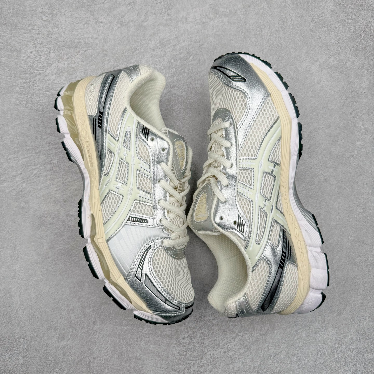 图片[3]-＃HK纯原 ASICS GEL-KAYANO 14 亚瑟士K14系列户外复古潮流百搭织物合成革缓震休闲跑步鞋 原装纸板楦头开发 独家私模五层组合大底 原厂定制缓震硅胶加持 原盒原配 官方四联吊牌 原装Ortholite轻量化鞋垫 设计师 Hidenori Yamashita 以「Flash」一词为灵感 创造出未来感金属色鞋面 改造升级内在性能 由内而外全面革新 为 GEL-KAYANO 家族传承及经典跑鞋文化的延续 创下里程碑式作品 K14跑鞋重新诠释了复古的跑步形状 并以其 2000 年代后期的美学理念重新铺装 银色与蓝色的鞋面极为高档 网面铺陈与鞋面、鞋头多处细节位增添了透气性 鞋后跟部中底上以及多密度耐磨鞋底增加了 GEL 缓震胶 提供高抗冲击性、缓冲性、可保护脚部免受地面冲击的影响 穿着舒适性十足 尺码：35.5 36 37 37.5 38 39 39.5 40.5 41.5 42 42.5 43.5 44 45-选品中心