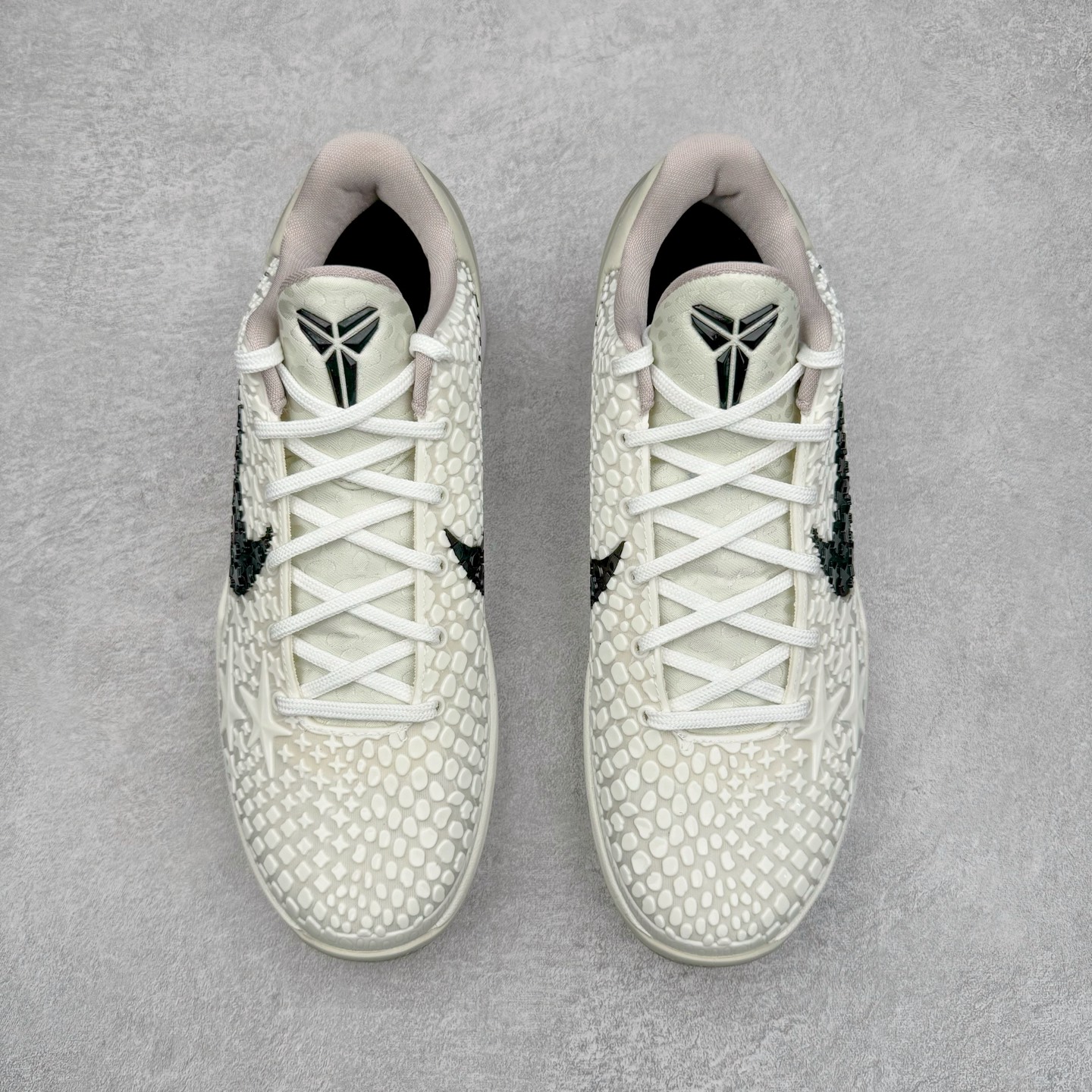 图片[2]-＃灭世海外版 NK Zoom Kobe 6 Protro 科比六代 全明星2.0 白色星星 FQ3546-100 纯原海外版气垫品质吊打各路纯原 气压➕耐久双重保障 前掌ZOOM TURBO➕后掌马蹄Zoom 后掌澎湃脚感无出其右 全套冲刀改版 鞋型还原度95% 宽脚选手必入货品 鞋头2.5mm上翘空间 不挤脚 完美释放脚趾活动空间 正码正拍 脚型适配性 市场最强没有之一 鞋面工艺全新升级 100%对标正品 原厂聚氨酯蛇鳞 珠光密度同步正品 Swoosh喷漆工艺 还原度接近100% 全新后跟TPU模具 正确S型弧度 区分市场纯原（市场纯原采用公版模具 后跟TPU几乎无弧度）国产天花板橡胶配方 抓地力爆炸 海外口碑炸裂 鞋舌LOGO正确内嵌压印 原厂碳板 正确原盒 厚积薄发 王者归来 拒绝杀猪 拒绝套路 灭世纯原海外版科比系列 致力打造实战第一标杆 尺码：39-47.5 全新模具 正码正拍-选品中心