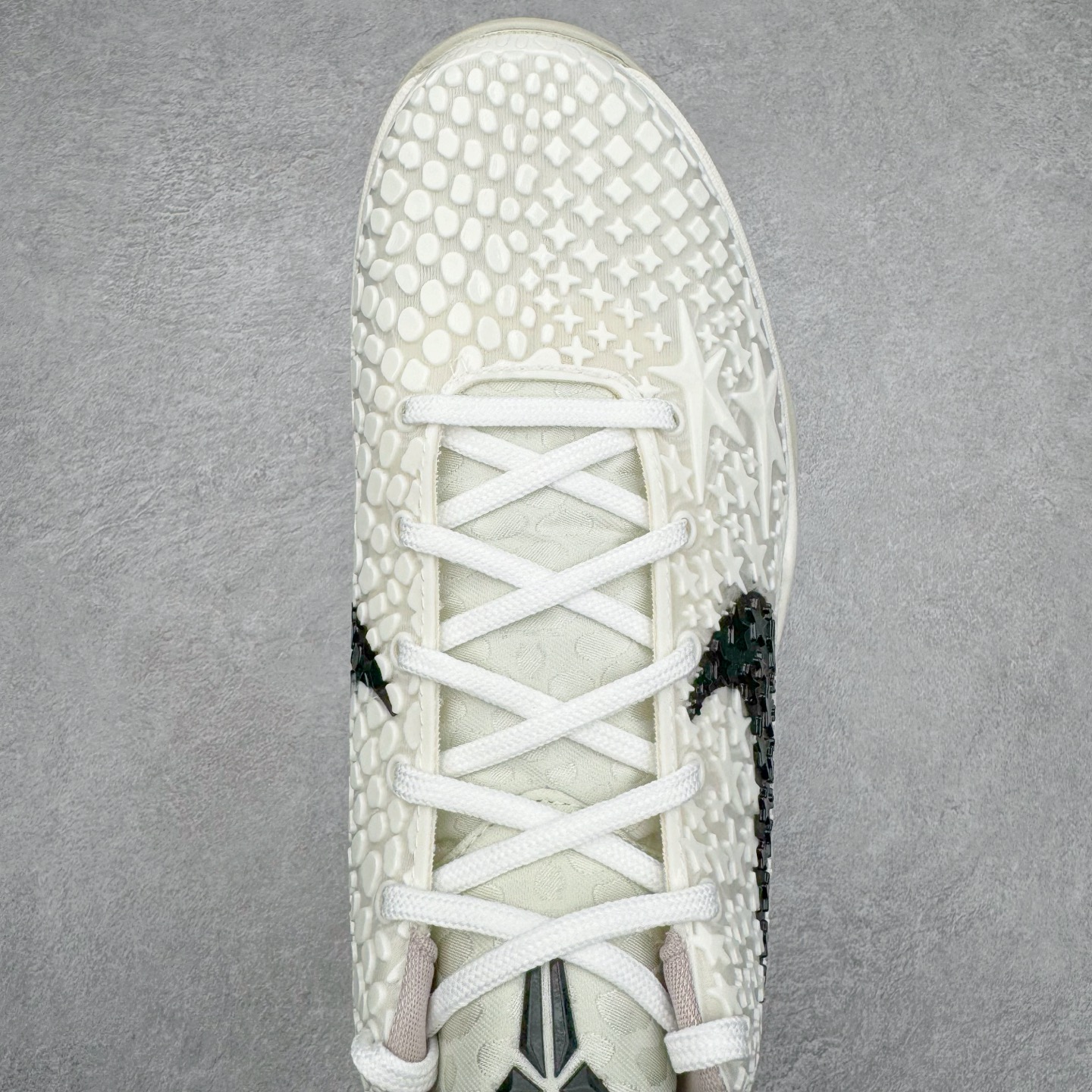 图片[4]-＃灭世海外版 NK Zoom Kobe 6 Protro 科比六代 全明星2.0 白色星星 FQ3546-100 纯原海外版气垫品质吊打各路纯原 气压➕耐久双重保障 前掌ZOOM TURBO➕后掌马蹄Zoom 后掌澎湃脚感无出其右 全套冲刀改版 鞋型还原度95% 宽脚选手必入货品 鞋头2.5mm上翘空间 不挤脚 完美释放脚趾活动空间 正码正拍 脚型适配性 市场最强没有之一 鞋面工艺全新升级 100%对标正品 原厂聚氨酯蛇鳞 珠光密度同步正品 Swoosh喷漆工艺 还原度接近100% 全新后跟TPU模具 正确S型弧度 区分市场纯原（市场纯原采用公版模具 后跟TPU几乎无弧度）国产天花板橡胶配方 抓地力爆炸 海外口碑炸裂 鞋舌LOGO正确内嵌压印 原厂碳板 正确原盒 厚积薄发 王者归来 拒绝杀猪 拒绝套路 灭世纯原海外版科比系列 致力打造实战第一标杆 尺码：39-47.5 全新模具 正码正拍-选品中心