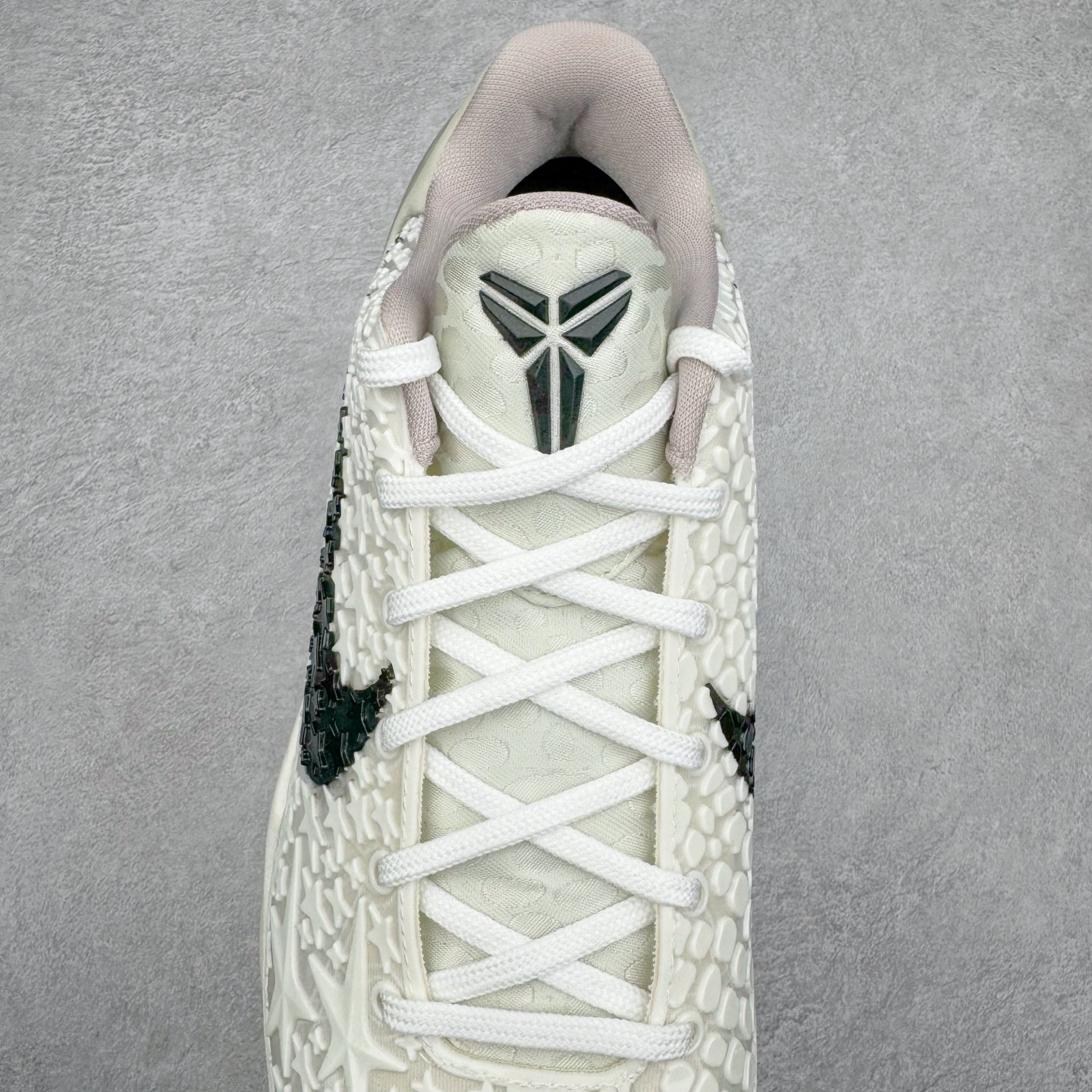 图片[5]-＃灭世海外版 NK Zoom Kobe 6 Protro 科比六代 全明星2.0 白色星星 FQ3546-100 纯原海外版气垫品质吊打各路纯原 气压➕耐久双重保障 前掌ZOOM TURBO➕后掌马蹄Zoom 后掌澎湃脚感无出其右 全套冲刀改版 鞋型还原度95% 宽脚选手必入货品 鞋头2.5mm上翘空间 不挤脚 完美释放脚趾活动空间 正码正拍 脚型适配性 市场最强没有之一 鞋面工艺全新升级 100%对标正品 原厂聚氨酯蛇鳞 珠光密度同步正品 Swoosh喷漆工艺 还原度接近100% 全新后跟TPU模具 正确S型弧度 区分市场纯原（市场纯原采用公版模具 后跟TPU几乎无弧度）国产天花板橡胶配方 抓地力爆炸 海外口碑炸裂 鞋舌LOGO正确内嵌压印 原厂碳板 正确原盒 厚积薄发 王者归来 拒绝杀猪 拒绝套路 灭世纯原海外版科比系列 致力打造实战第一标杆 尺码：39-47.5 全新模具 正码正拍-选品中心