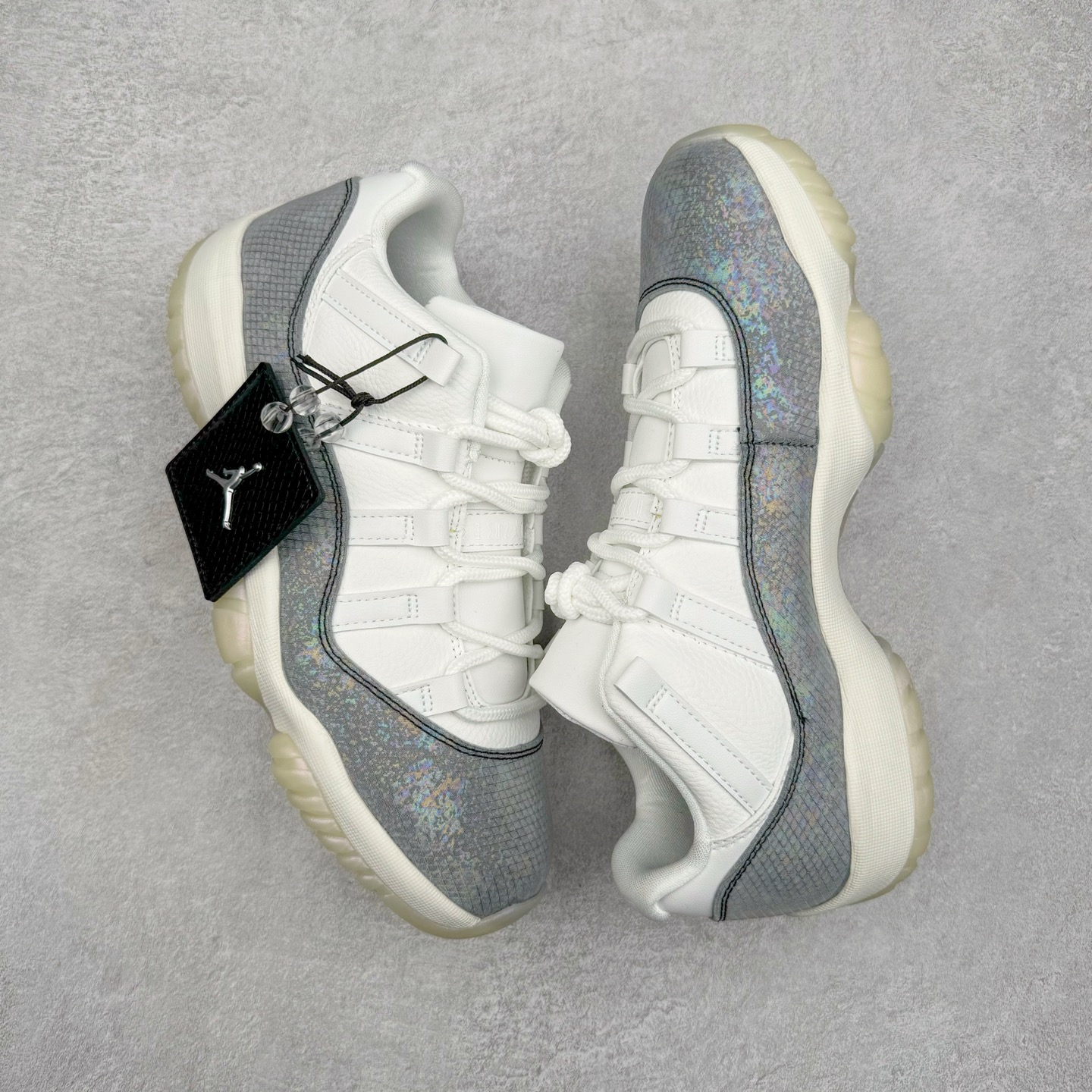 图片[3]-＃KZ神版 Air Jordan AJ11 Retro Low CNY蛇年限定 HQ7000-001 市场中端王者 耗时半年巨作 全套原纸板楦头开发 确保原汁原味 完美呈现11代版型 此版本只针对中端市场 皮料材质有所更替 其他数据细节工艺流程均保持一致绝不口嗨 细节品控鞋型随意秒杀市面3XX 原楦原档案数据开模打造 原厂中底拉帮钢印 原厂进口漆皮 防冻不开裂 原装鞋撑 水晶大底正确色度色泽 原楦原数据刺绣 原厂车缝走线及对位 毫厘不差 飞人logo采用原数据电脑刺绣 原装正品碳纤维真实碳板 增强抗扭 原内标 原盒标 正确官方原盒 防氧化水晶外底 原厂配套全掌solo气垫 进口港宝加持 后跟自然饱满 全鞋荧光划线卡点 追求极致完美 每一双都是工艺品 多重QC质检 超越公司货的品控标准 实实在在的免检产品 尺码：36 36.5 37.5 38 38.5 39 40 40.5 41 42 42.5 43 44 44.5 45 46 47.5-选品中心