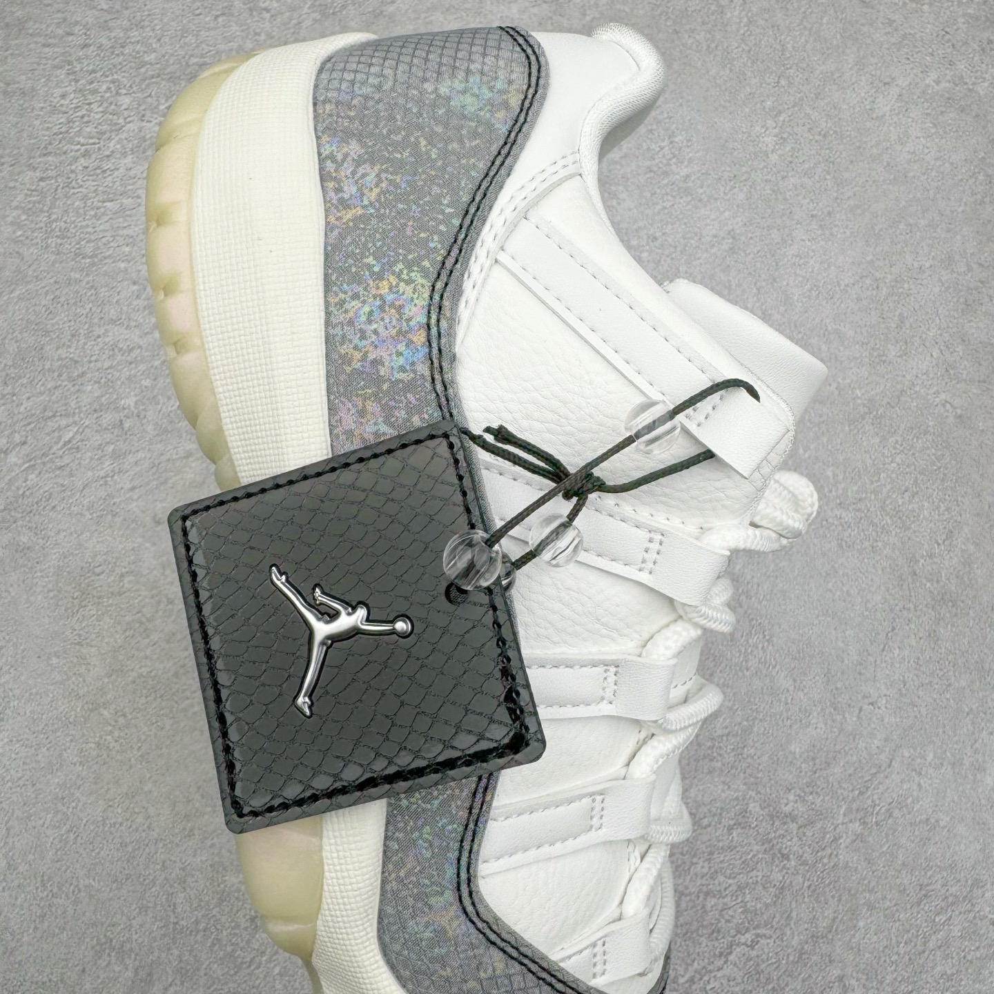 图片[6]-＃KZ神版 Air Jordan AJ11 Retro Low CNY蛇年限定 HQ7000-001 市场中端王者 耗时半年巨作 全套原纸板楦头开发 确保原汁原味 完美呈现11代版型 此版本只针对中端市场 皮料材质有所更替 其他数据细节工艺流程均保持一致绝不口嗨 细节品控鞋型随意秒杀市面3XX 原楦原档案数据开模打造 原厂中底拉帮钢印 原厂进口漆皮 防冻不开裂 原装鞋撑 水晶大底正确色度色泽 原楦原数据刺绣 原厂车缝走线及对位 毫厘不差 飞人logo采用原数据电脑刺绣 原装正品碳纤维真实碳板 增强抗扭 原内标 原盒标 正确官方原盒 防氧化水晶外底 原厂配套全掌solo气垫 进口港宝加持 后跟自然饱满 全鞋荧光划线卡点 追求极致完美 每一双都是工艺品 多重QC质检 超越公司货的品控标准 实实在在的免检产品 尺码：36 36.5 37.5 38 38.5 39 40 40.5 41 42 42.5 43 44 44.5 45 46 47.5-选品中心