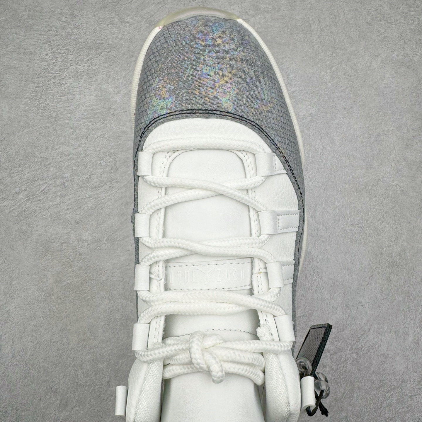 图片[4]-＃KZ神版 Air Jordan AJ11 Retro Low CNY蛇年限定 HQ7000-001 市场中端王者 耗时半年巨作 全套原纸板楦头开发 确保原汁原味 完美呈现11代版型 此版本只针对中端市场 皮料材质有所更替 其他数据细节工艺流程均保持一致绝不口嗨 细节品控鞋型随意秒杀市面3XX 原楦原档案数据开模打造 原厂中底拉帮钢印 原厂进口漆皮 防冻不开裂 原装鞋撑 水晶大底正确色度色泽 原楦原数据刺绣 原厂车缝走线及对位 毫厘不差 飞人logo采用原数据电脑刺绣 原装正品碳纤维真实碳板 增强抗扭 原内标 原盒标 正确官方原盒 防氧化水晶外底 原厂配套全掌solo气垫 进口港宝加持 后跟自然饱满 全鞋荧光划线卡点 追求极致完美 每一双都是工艺品 多重QC质检 超越公司货的品控标准 实实在在的免检产品 尺码：36 36.5 37.5 38 38.5 39 40 40.5 41 42 42.5 43 44 44.5 45 46 47.5-选品中心