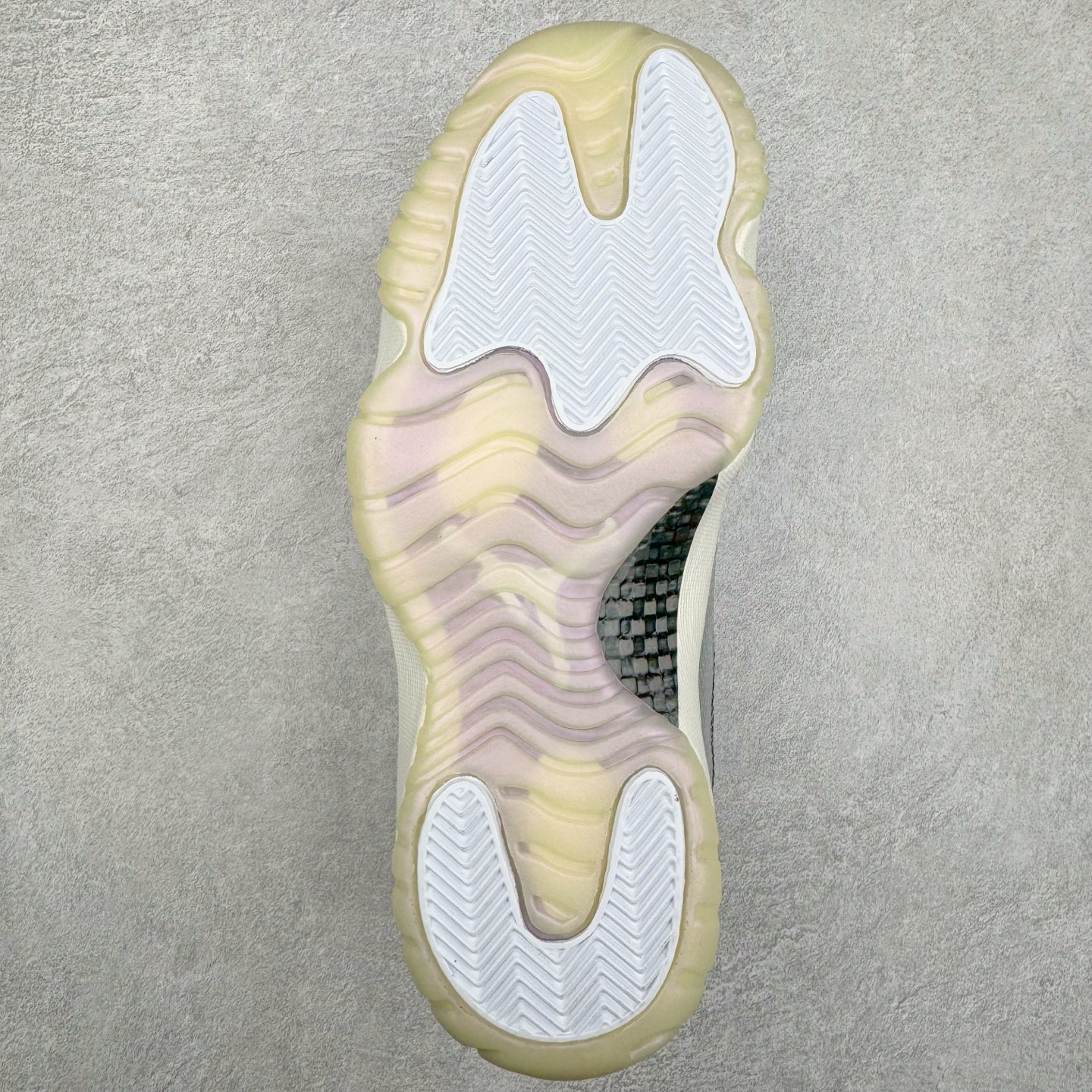 图片[9]-＃KZ神版 Air Jordan AJ11 Retro Low CNY蛇年限定 HQ7000-001 市场中端王者 耗时半年巨作 全套原纸板楦头开发 确保原汁原味 完美呈现11代版型 此版本只针对中端市场 皮料材质有所更替 其他数据细节工艺流程均保持一致绝不口嗨 细节品控鞋型随意秒杀市面3XX 原楦原档案数据开模打造 原厂中底拉帮钢印 原厂进口漆皮 防冻不开裂 原装鞋撑 水晶大底正确色度色泽 原楦原数据刺绣 原厂车缝走线及对位 毫厘不差 飞人logo采用原数据电脑刺绣 原装正品碳纤维真实碳板 增强抗扭 原内标 原盒标 正确官方原盒 防氧化水晶外底 原厂配套全掌solo气垫 进口港宝加持 后跟自然饱满 全鞋荧光划线卡点 追求极致完美 每一双都是工艺品 多重QC质检 超越公司货的品控标准 实实在在的免检产品 尺码：36 36.5 37.5 38 38.5 39 40 40.5 41 42 42.5 43 44 44.5 45 46 47.5-选品中心