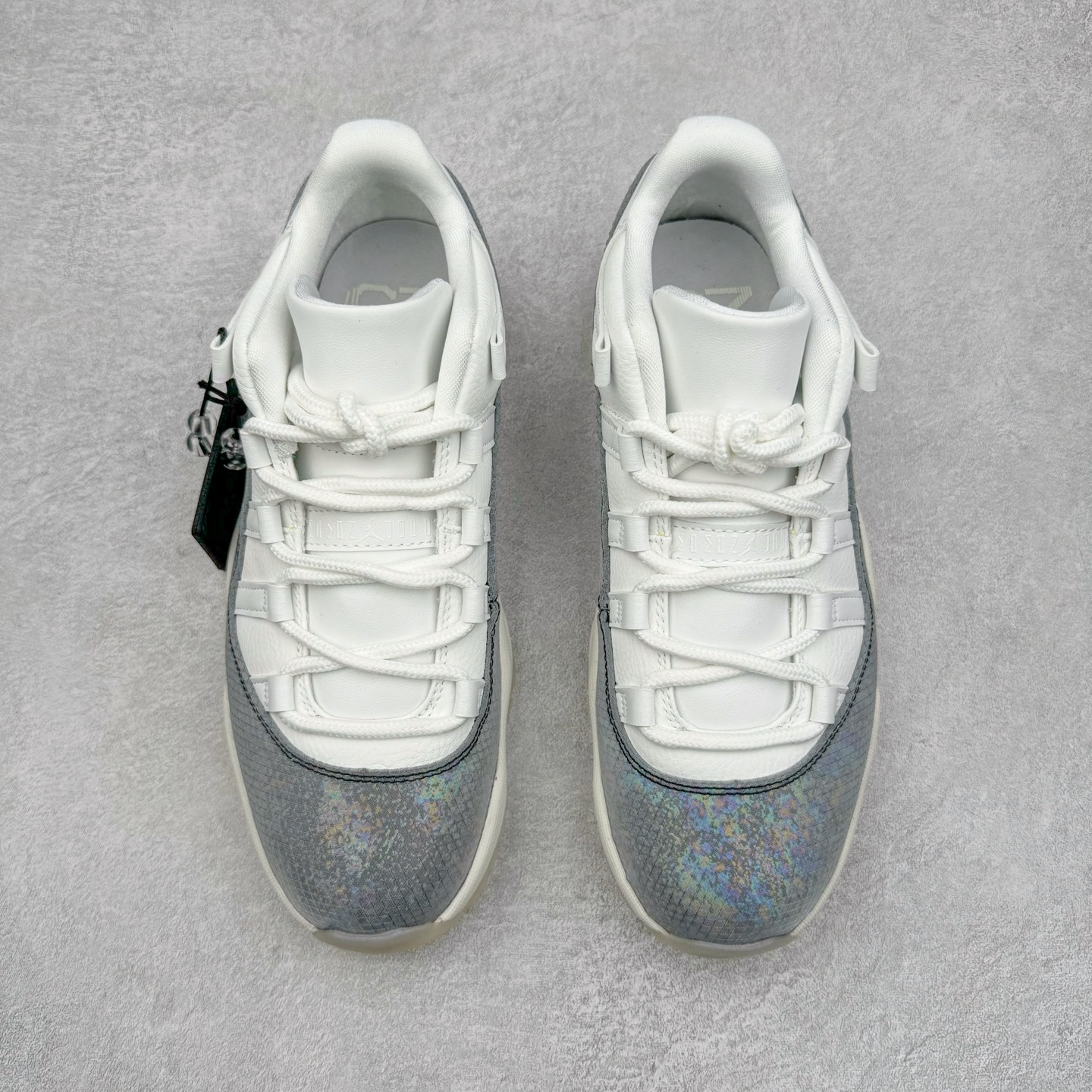 图片[2]-＃KZ神版 Air Jordan AJ11 Retro Low CNY蛇年限定 HQ7000-001 市场中端王者 耗时半年巨作 全套原纸板楦头开发 确保原汁原味 完美呈现11代版型 此版本只针对中端市场 皮料材质有所更替 其他数据细节工艺流程均保持一致绝不口嗨 细节品控鞋型随意秒杀市面3XX 原楦原档案数据开模打造 原厂中底拉帮钢印 原厂进口漆皮 防冻不开裂 原装鞋撑 水晶大底正确色度色泽 原楦原数据刺绣 原厂车缝走线及对位 毫厘不差 飞人logo采用原数据电脑刺绣 原装正品碳纤维真实碳板 增强抗扭 原内标 原盒标 正确官方原盒 防氧化水晶外底 原厂配套全掌solo气垫 进口港宝加持 后跟自然饱满 全鞋荧光划线卡点 追求极致完美 每一双都是工艺品 多重QC质检 超越公司货的品控标准 实实在在的免检产品 尺码：36 36.5 37.5 38 38.5 39 40 40.5 41 42 42.5 43 44 44.5 45 46 47.5-选品中心