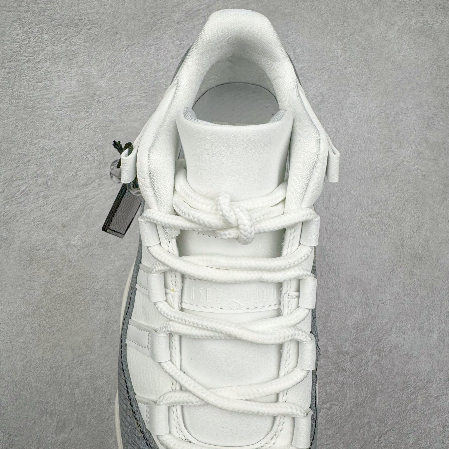 图片[5]-＃KZ神版 Air Jordan AJ11 Retro Low CNY蛇年限定 HQ7000-001 市场中端王者 耗时半年巨作 全套原纸板楦头开发 确保原汁原味 完美呈现11代版型 此版本只针对中端市场 皮料材质有所更替 其他数据细节工艺流程均保持一致绝不口嗨 细节品控鞋型随意秒杀市面3XX 原楦原档案数据开模打造 原厂中底拉帮钢印 原厂进口漆皮 防冻不开裂 原装鞋撑 水晶大底正确色度色泽 原楦原数据刺绣 原厂车缝走线及对位 毫厘不差 飞人logo采用原数据电脑刺绣 原装正品碳纤维真实碳板 增强抗扭 原内标 原盒标 正确官方原盒 防氧化水晶外底 原厂配套全掌solo气垫 进口港宝加持 后跟自然饱满 全鞋荧光划线卡点 追求极致完美 每一双都是工艺品 多重QC质检 超越公司货的品控标准 实实在在的免检产品 尺码：36 36.5 37.5 38 38.5 39 40 40.5 41 42 42.5 43 44 44.5 45 46 47.5-选品中心