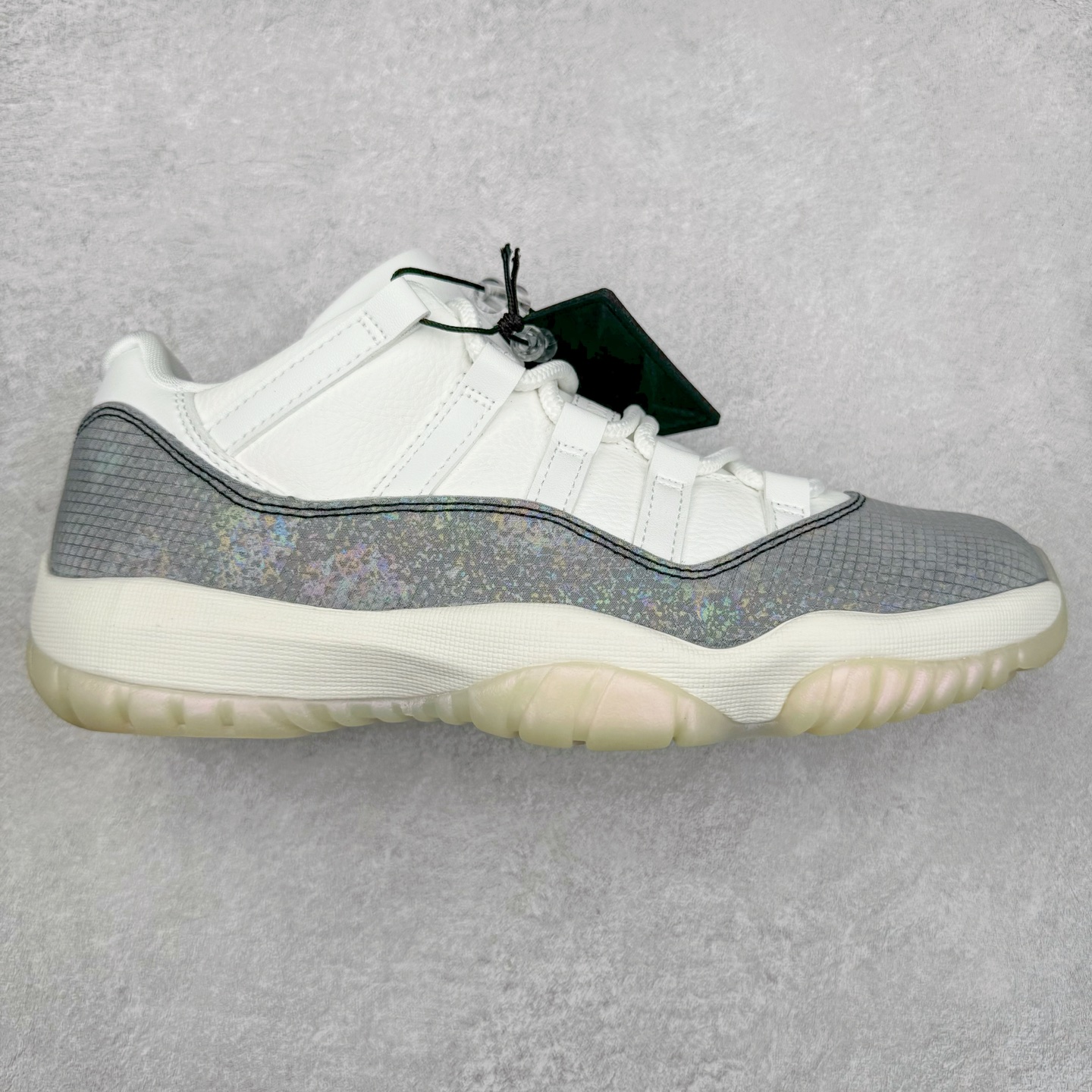 ＃KZ神版 Air Jordan AJ11 Retro Low CNY蛇年限定 HQ7000-001 市场中端王者 耗时半年巨作 全套原纸板楦头开发 确保原汁原味 完美呈现11代版型 此版本只针对中端市场 皮料材质有所更替 其他数据细节工艺流程均保持一致绝不口嗨 细节品控鞋型随意秒杀市面3XX 原楦原档案数据开模打造 原厂中底拉帮钢印 原厂进口漆皮 防冻不开裂 原装鞋撑 水晶大底正确色度色泽 原楦原数据刺绣 原厂车缝走线及对位 毫厘不差 飞人logo采用原数据电脑刺绣 原装正品碳纤维真实碳板 增强抗扭 原内标 原盒标 正确官方原盒 防氧化水晶外底 原厂配套全掌solo气垫 进口港宝加持 后跟自然饱满 全鞋荧光划线卡点 追求极致完美 每一双都是工艺品 多重QC质检 超越公司货的品控标准 实实在在的免检产品 尺码：36 36.5 37.5 38 38.5 39 40 40.5 41 42 42.5 43 44 44.5 45 46 47.5-选品中心