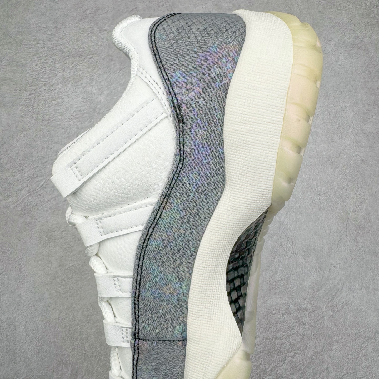 图片[7]-＃KZ神版 Air Jordan AJ11 Retro Low CNY蛇年限定 HQ7000-001 市场中端王者 耗时半年巨作 全套原纸板楦头开发 确保原汁原味 完美呈现11代版型 此版本只针对中端市场 皮料材质有所更替 其他数据细节工艺流程均保持一致绝不口嗨 细节品控鞋型随意秒杀市面3XX 原楦原档案数据开模打造 原厂中底拉帮钢印 原厂进口漆皮 防冻不开裂 原装鞋撑 水晶大底正确色度色泽 原楦原数据刺绣 原厂车缝走线及对位 毫厘不差 飞人logo采用原数据电脑刺绣 原装正品碳纤维真实碳板 增强抗扭 原内标 原盒标 正确官方原盒 防氧化水晶外底 原厂配套全掌solo气垫 进口港宝加持 后跟自然饱满 全鞋荧光划线卡点 追求极致完美 每一双都是工艺品 多重QC质检 超越公司货的品控标准 实实在在的免检产品 尺码：36 36.5 37.5 38 38.5 39 40 40.5 41 42 42.5 43 44 44.5 45 46 47.5-选品中心