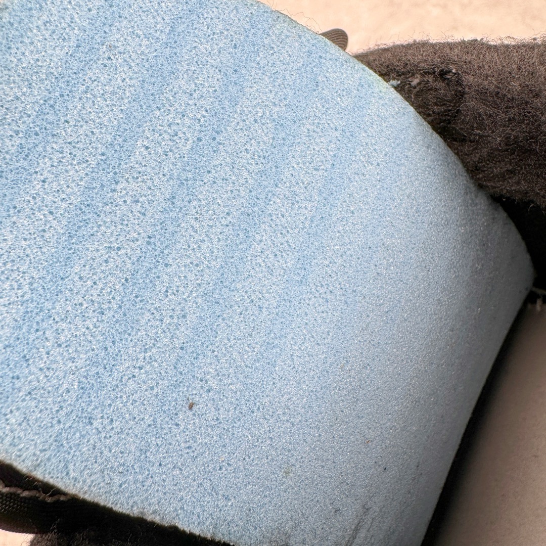 图片[16]-＃PK纯原 Travis Scott x Air Jordan AJ1 Low OG TS联名倒钩4.0低帮 黑武士 DM7866-001 圈内最强倒钩系列 高端零售特供批次 产品品控稳定性领先行业 各方面均可对飙L版 良心定价不杀猪 SZ原厂全套原楦原纸板冲刀磨具开发 原厂皮料加持 原厂港宝加持定型后跟R度完美 同源原厂电绣 鬼脸飞翼针数密度立体效果一致 百分百一致原鞋 原厂拉帮工艺 针距密度一致 后跟弧度收口自然不对折 极致一眼正品既视感 进口玻璃冲刀皮料裁剪零毛边 全鞋电脑针车工艺 品控清洁度最高QC检验标准 免检产品 原厂订购鞋盒、鞋标、防尘纸、鞋撑、鞋带 追求极致的原厂味道 尺码：36 36.5 37.5 38 38.5 39 40 40.5 41 42 42.5 43 44 44.5 45 46 47.5-选品中心