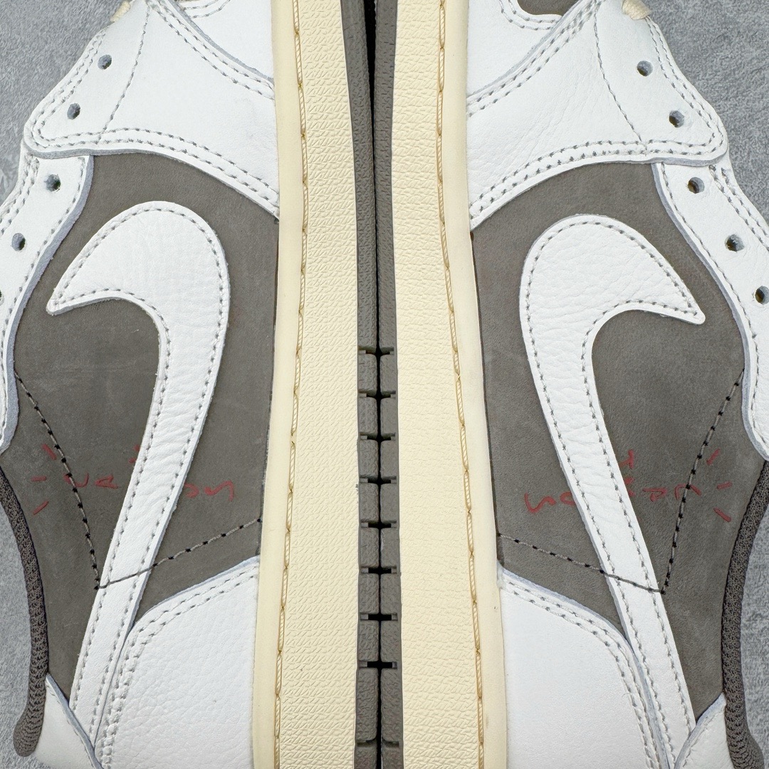 图片[11]-＃PK纯原 Travis Scott x Air Jordan AJ1 Low OG SP TS联名倒钩3.0低帮 白棕色 DM7866-162 圈内最强倒钩系列 高端零售特供批次 产品品控稳定性领先行业 各方面均可对飙L版 良心定价不杀猪 SZ原厂全套原楦原纸板冲刀磨具开发 原厂皮料加持 原厂港宝加持定型后跟R度完美 同源原厂电绣 鬼脸飞翼针数密度立体效果一致 百分百一致原鞋 原厂拉帮工艺 针距密度一致 后跟弧度收口自然不对折 极致一眼正品既视感 进口玻璃冲刀皮料裁剪零毛边 全鞋电脑针车工艺 品控清洁度最高QC检验标准 免检产品 原厂订购鞋盒、鞋标、防尘纸、鞋撑、鞋带 追求极致的原厂味道 尺码：36 36.5 37.5 38 38.5 39 40 40.5 41 42 42.5 43 44 44.5 45 46 47.5-选品中心
