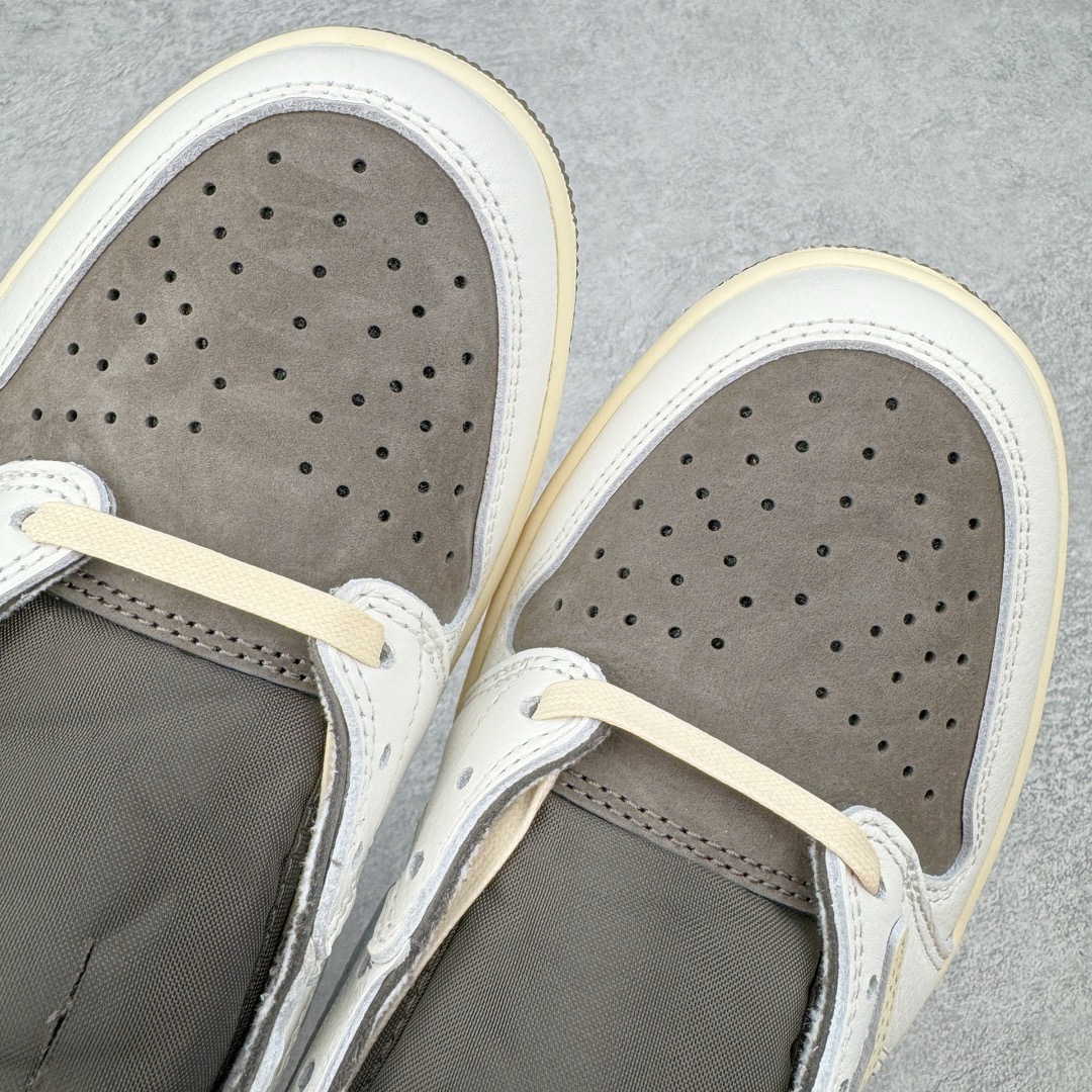 图片[13]-＃PK纯原 Travis Scott x Air Jordan AJ1 Low OG SP TS联名倒钩3.0低帮 白棕色 DM7866-162 圈内最强倒钩系列 高端零售特供批次 产品品控稳定性领先行业 各方面均可对飙L版 良心定价不杀猪 SZ原厂全套原楦原纸板冲刀磨具开发 原厂皮料加持 原厂港宝加持定型后跟R度完美 同源原厂电绣 鬼脸飞翼针数密度立体效果一致 百分百一致原鞋 原厂拉帮工艺 针距密度一致 后跟弧度收口自然不对折 极致一眼正品既视感 进口玻璃冲刀皮料裁剪零毛边 全鞋电脑针车工艺 品控清洁度最高QC检验标准 免检产品 原厂订购鞋盒、鞋标、防尘纸、鞋撑、鞋带 追求极致的原厂味道 尺码：36 36.5 37.5 38 38.5 39 40 40.5 41 42 42.5 43 44 44.5 45 46 47.5-选品中心