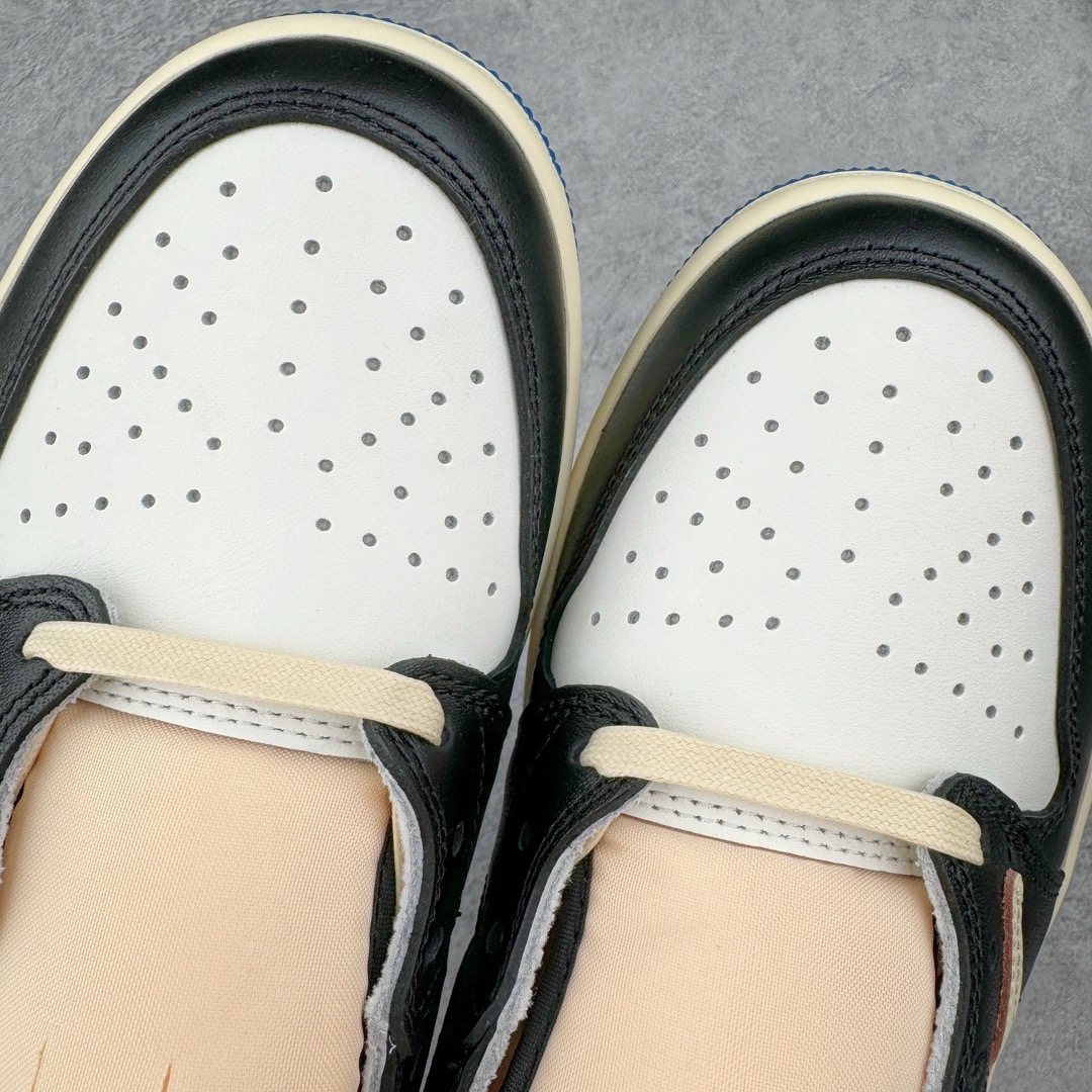 图片[12]-＃PK纯原 Travis Scott x Fragment Design x Air Jordan AJ1 Low OG SP 三方联名闪电倒钩2.0低帮 白蓝黑 DM7866-140 圈内最强倒钩系列 高端零售特供批次 产品品控稳定性领先行业 各方面均可对飙L版 良心定价不杀猪 SZ原厂全套原楦原纸板冲刀磨具开发 原厂皮料加持 原厂港宝加持定型后跟R度完美 同源原厂电绣 鬼脸飞翼针数密度立体效果一致 百分百一致原鞋 原厂拉帮工艺 针距密度一致 后跟弧度收口自然不对折 极致一眼正品既视感 进口玻璃冲刀皮料裁剪零毛边 全鞋电脑针车工艺 品控清洁度最高QC检验标准 免检产品 原厂订购鞋盒、鞋标、防尘纸、鞋撑、鞋带 追求极致的原厂味道 尺码：36 36.5 37.5 38 38.5 39 40 40.5 41 42 42.5 43 44 44.5 45 46 47.5-选品中心