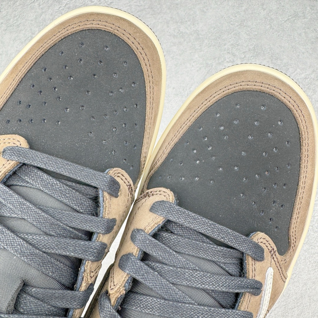图片[13]-＃PK纯原 Travis Scott x Air Jordan AJ1 Low OG SP TS联名倒钩1.0低帮 深棕 CQ4277-001 圈内最强倒钩系列 高端零售特供批次 产品品控稳定性领先行业 各方面均可对飙L版 良心定价不杀猪 SZ原厂全套原楦原纸板冲刀磨具开发 原厂皮料加持 原厂港宝加持定型后跟R度完美 同源原厂电绣 鬼脸飞翼针数密度立体效果一致 百分百一致原鞋 原厂拉帮工艺 针距密度一致 后跟弧度收口自然不对折 极致一眼正品既视感 进口玻璃冲刀皮料裁剪零毛边 全鞋电脑针车工艺 品控清洁度最高QC检验标准 免检产品 原厂订购鞋盒、鞋标、防尘纸、鞋撑、鞋带 追求极致的原厂味道 尺码：36 36.5 37.5 38 38.5 39 40 40.5 41 42 42.5 43 44 44.5 45 46 47.5-选品中心
