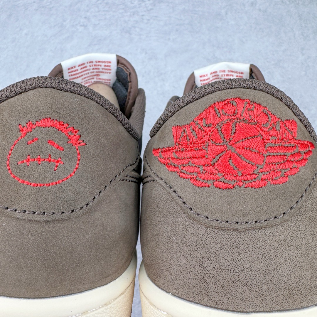 图片[12]-＃PK纯原 Travis Scott x Air Jordan AJ1 Low OG SP TS联名倒钩1.0低帮 深棕 CQ4277-001 圈内最强倒钩系列 高端零售特供批次 产品品控稳定性领先行业 各方面均可对飙L版 良心定价不杀猪 SZ原厂全套原楦原纸板冲刀磨具开发 原厂皮料加持 原厂港宝加持定型后跟R度完美 同源原厂电绣 鬼脸飞翼针数密度立体效果一致 百分百一致原鞋 原厂拉帮工艺 针距密度一致 后跟弧度收口自然不对折 极致一眼正品既视感 进口玻璃冲刀皮料裁剪零毛边 全鞋电脑针车工艺 品控清洁度最高QC检验标准 免检产品 原厂订购鞋盒、鞋标、防尘纸、鞋撑、鞋带 追求极致的原厂味道 尺码：36 36.5 37.5 38 38.5 39 40 40.5 41 42 42.5 43 44 44.5 45 46 47.5-选品中心