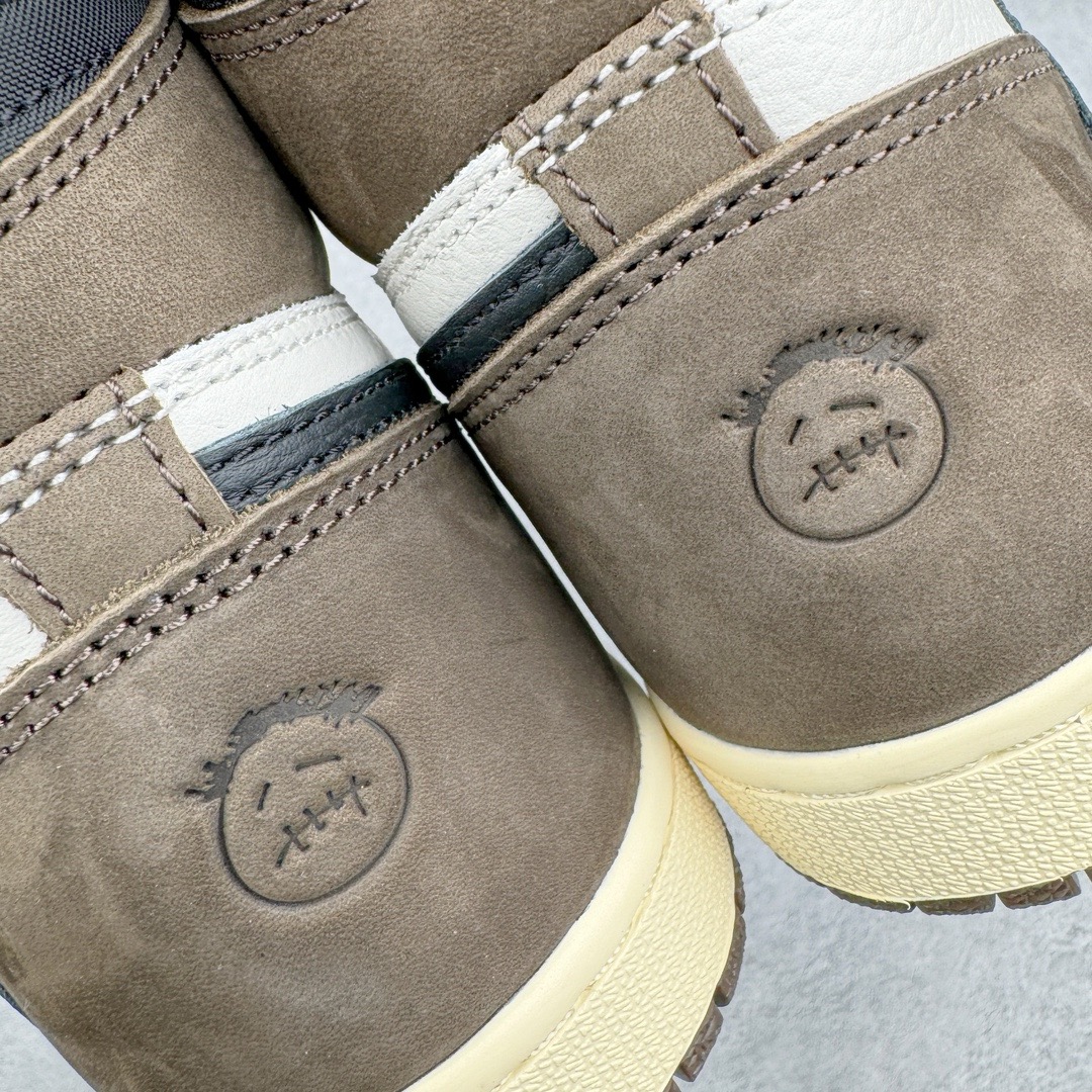 图片[10]-＃PK纯原 Travis Scott x Air Jordan AJ1 High OG SP TS联名深棕倒钩高帮 CD4487-100 圈内最强系列 高端零售特供批次 产品品控稳定性领先行业 各方面均可对飙L版 良心定价不杀猪 SZ原厂全套原楦原纸板冲刀磨具开发 原厂分段鬼脸磨具 深浅形状细节原鞋一致 原厂皮料加持 原厂港宝加持定型后跟R度完美 同源原厂电绣 飞翼针数密度立体效果一致 百分百一致原鞋 原厂拉帮工艺 针距密度一致 后跟弧度收口自然不对折 极致一眼正品既视感 进口玻璃冲刀皮料裁剪零毛边 全鞋电脑针车工艺 品控清洁度最高QC检验标准 免检产品 原厂订购鞋盒、鞋标、防尘纸、鞋撑、鞋带 追求极致的原厂味道 尺码：36 36.5 37.5 38 38.5 39 40 40.5 41 42 42.5 43 44 44.5 45 46 47.5-选品中心