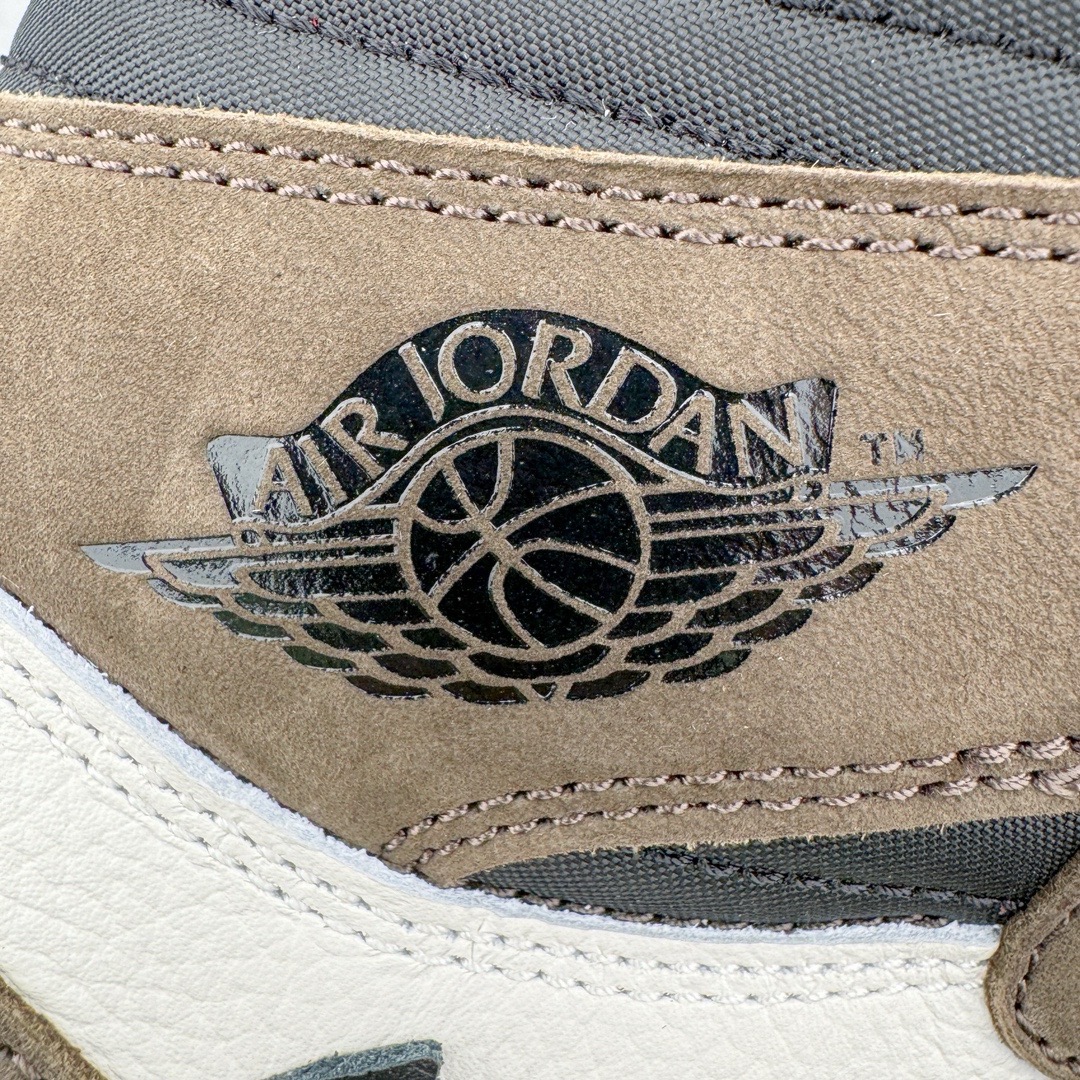 图片[14]-＃PK纯原 Travis Scott x Air Jordan AJ1 High OG SP TS联名深棕倒钩高帮 CD4487-100 圈内最强系列 高端零售特供批次 产品品控稳定性领先行业 各方面均可对飙L版 良心定价不杀猪 SZ原厂全套原楦原纸板冲刀磨具开发 原厂分段鬼脸磨具 深浅形状细节原鞋一致 原厂皮料加持 原厂港宝加持定型后跟R度完美 同源原厂电绣 飞翼针数密度立体效果一致 百分百一致原鞋 原厂拉帮工艺 针距密度一致 后跟弧度收口自然不对折 极致一眼正品既视感 进口玻璃冲刀皮料裁剪零毛边 全鞋电脑针车工艺 品控清洁度最高QC检验标准 免检产品 原厂订购鞋盒、鞋标、防尘纸、鞋撑、鞋带 追求极致的原厂味道 尺码：36 36.5 37.5 38 38.5 39 40 40.5 41 42 42.5 43 44 44.5 45 46 47.5-选品中心