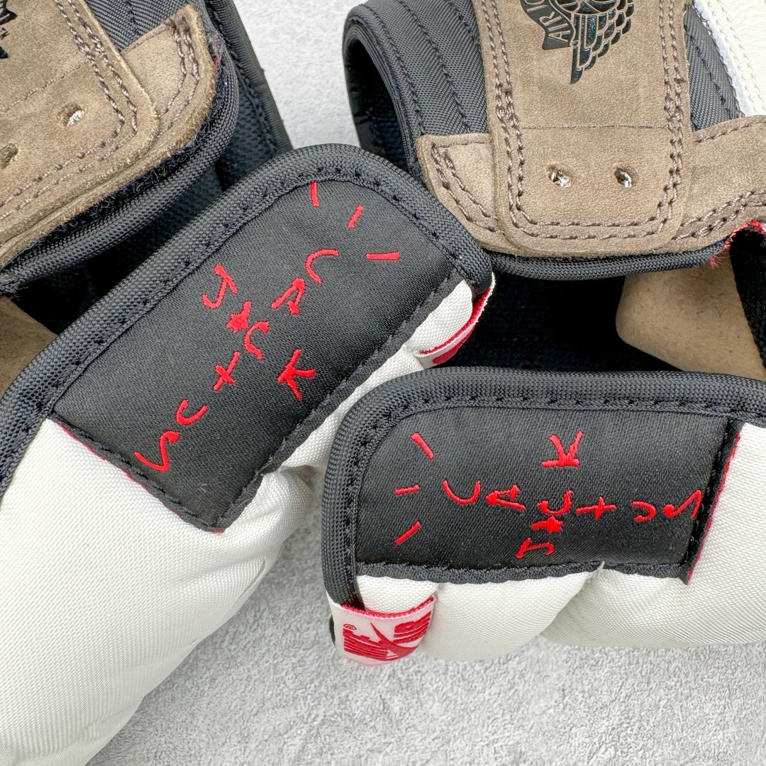 图片[13]-＃PK纯原 Travis Scott x Air Jordan AJ1 High OG SP TS联名深棕倒钩高帮 CD4487-100 圈内最强系列 高端零售特供批次 产品品控稳定性领先行业 各方面均可对飙L版 良心定价不杀猪 SZ原厂全套原楦原纸板冲刀磨具开发 原厂分段鬼脸磨具 深浅形状细节原鞋一致 原厂皮料加持 原厂港宝加持定型后跟R度完美 同源原厂电绣 飞翼针数密度立体效果一致 百分百一致原鞋 原厂拉帮工艺 针距密度一致 后跟弧度收口自然不对折 极致一眼正品既视感 进口玻璃冲刀皮料裁剪零毛边 全鞋电脑针车工艺 品控清洁度最高QC检验标准 免检产品 原厂订购鞋盒、鞋标、防尘纸、鞋撑、鞋带 追求极致的原厂味道 尺码：36 36.5 37.5 38 38.5 39 40 40.5 41 42 42.5 43 44 44.5 45 46 47.5-选品中心