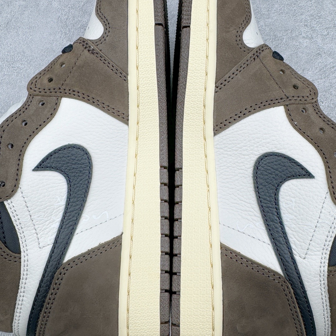 图片[11]-＃PK纯原 Travis Scott x Air Jordan AJ1 High OG SP TS联名深棕倒钩高帮 CD4487-100 圈内最强系列 高端零售特供批次 产品品控稳定性领先行业 各方面均可对飙L版 良心定价不杀猪 SZ原厂全套原楦原纸板冲刀磨具开发 原厂分段鬼脸磨具 深浅形状细节原鞋一致 原厂皮料加持 原厂港宝加持定型后跟R度完美 同源原厂电绣 飞翼针数密度立体效果一致 百分百一致原鞋 原厂拉帮工艺 针距密度一致 后跟弧度收口自然不对折 极致一眼正品既视感 进口玻璃冲刀皮料裁剪零毛边 全鞋电脑针车工艺 品控清洁度最高QC检验标准 免检产品 原厂订购鞋盒、鞋标、防尘纸、鞋撑、鞋带 追求极致的原厂味道 尺码：36 36.5 37.5 38 38.5 39 40 40.5 41 42 42.5 43 44 44.5 45 46 47.5-选品中心