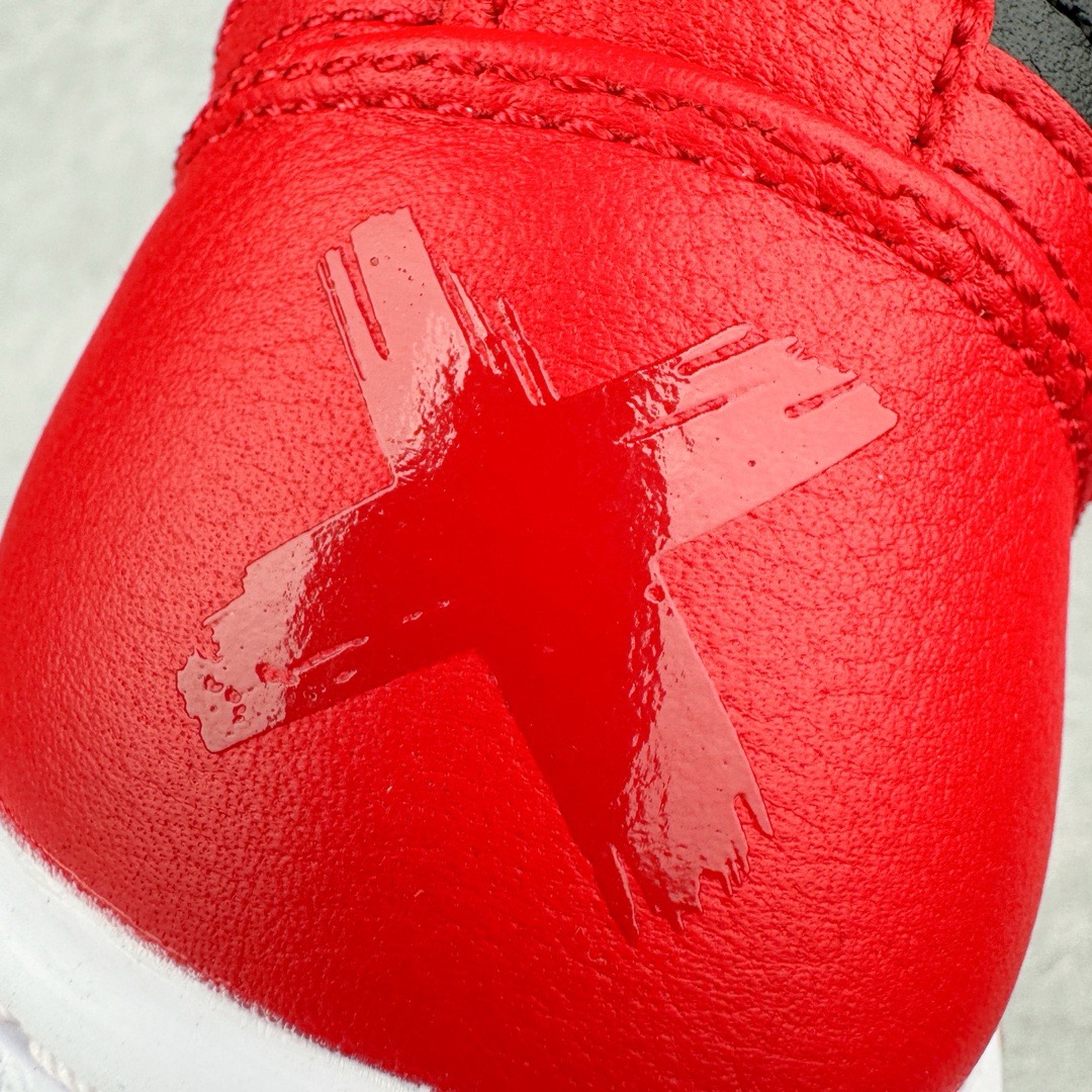 图片[11]-＃PK纯原 Air Jordan AJ1 Retro High \\\”Banned \\\” 黑红禁穿2011 432001-001 情怀单品 元年老鞋 圈内最强系列 高端零售特供批次 产品品控稳定性领先行业 各方面均可对飙L版 良心定价不杀猪 SZ原厂全套原楦原纸板冲刀磨具开发 原厂皮料加持 原厂港宝加持定型后跟R度完美 同源原厂电绣 飞翼针数密度立体效果一致 百分百一致原鞋 原厂拉帮工艺 针距密度一致 后跟弧度收口自然不对折 极致一眼正品既视感 进口玻璃冲刀皮料裁剪零毛边 全鞋电脑针车工艺 品控清洁度最高QC检验标准 免检产品 原厂订购鞋盒、鞋标、防尘纸、鞋撑、鞋带 追求极致的原厂味道 尺码：40 40.5 41 42 42.5 43 44 44.5 45 46 47.5-选品中心
