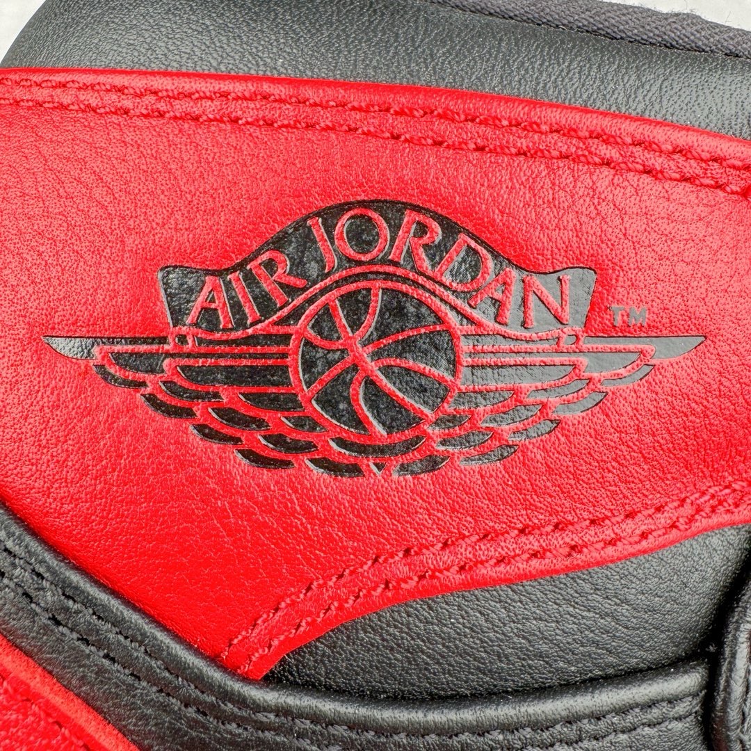 图片[12]-＃PK纯原 Air Jordan AJ1 Retro High \\\”Banned \\\” 黑红禁穿2011 432001-001 情怀单品 元年老鞋 圈内最强系列 高端零售特供批次 产品品控稳定性领先行业 各方面均可对飙L版 良心定价不杀猪 SZ原厂全套原楦原纸板冲刀磨具开发 原厂皮料加持 原厂港宝加持定型后跟R度完美 同源原厂电绣 飞翼针数密度立体效果一致 百分百一致原鞋 原厂拉帮工艺 针距密度一致 后跟弧度收口自然不对折 极致一眼正品既视感 进口玻璃冲刀皮料裁剪零毛边 全鞋电脑针车工艺 品控清洁度最高QC检验标准 免检产品 原厂订购鞋盒、鞋标、防尘纸、鞋撑、鞋带 追求极致的原厂味道 尺码：40 40.5 41 42 42.5 43 44 44.5 45 46 47.5-选品中心