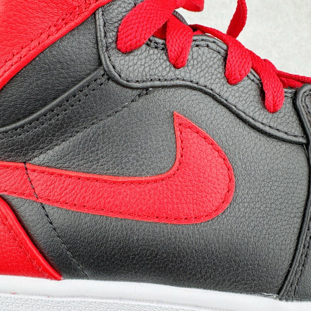 图片[13]-＃PK纯原 Air Jordan AJ1 Retro High \\\”Banned \\\” 黑红禁穿2011 432001-001 情怀单品 元年老鞋 圈内最强系列 高端零售特供批次 产品品控稳定性领先行业 各方面均可对飙L版 良心定价不杀猪 SZ原厂全套原楦原纸板冲刀磨具开发 原厂皮料加持 原厂港宝加持定型后跟R度完美 同源原厂电绣 飞翼针数密度立体效果一致 百分百一致原鞋 原厂拉帮工艺 针距密度一致 后跟弧度收口自然不对折 极致一眼正品既视感 进口玻璃冲刀皮料裁剪零毛边 全鞋电脑针车工艺 品控清洁度最高QC检验标准 免检产品 原厂订购鞋盒、鞋标、防尘纸、鞋撑、鞋带 追求极致的原厂味道 尺码：40 40.5 41 42 42.5 43 44 44.5 45 46 47.5-选品中心