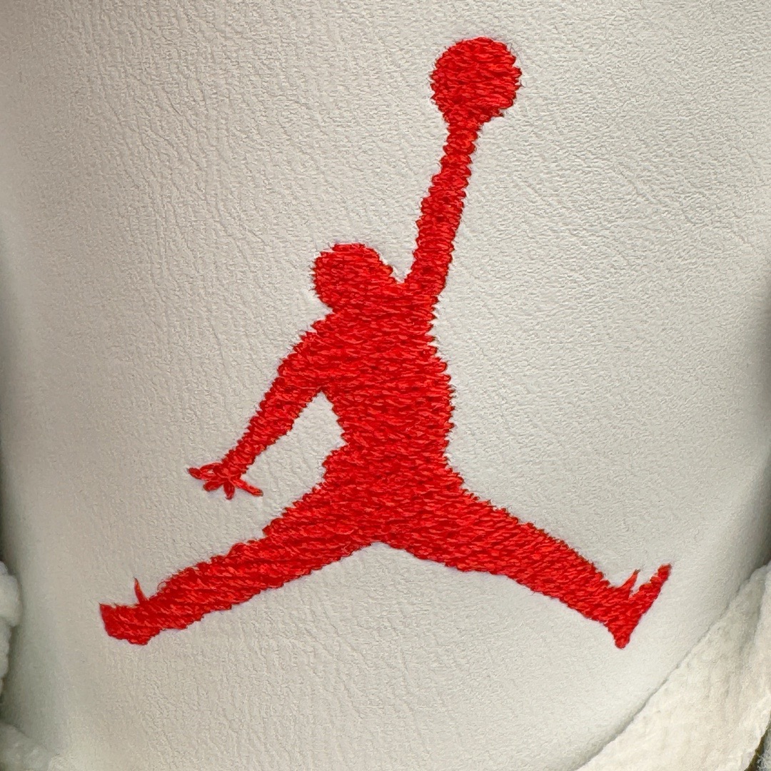 图片[13]-＃PK纯原 Air Jordan AJ3 Retro 做旧白水泥 DN3707-100 目前市场最推荐的产品 市场唯一正确批次 操刀耗时半年巨作 超合理的单价 拒绝高利润 全套原纸板楦头开发 原厂大底磨具加持立体防滑纹理 原装可视Air Sole气垫 原汁原味最完美的三代版型 唯一正确鞋头趴度弧度高度鞋身腰线 原厂TPU彩虹扎染后跟饰片 正确内里反口里网布 皮料菱角分明不变形无多余毛边 广东原厂zp同批次手工大底描漆拉丝 市场唯一原厂鞋扣模具 原厂织唛标 原厂飞人电绣工艺 尾指中部跳三针 独家绑鞋带手法 印刷中底布 四线拉帮 米色美纹纸贴合固定 进口港宝加持 后跟自然饱满 全鞋荧光划线卡点 追求极致完美 每一双都是工艺品 多重QC质检 超越公司货的品控标准 实实在在的免检产品 尺码：40 40.5 41 42 42.5 43 44 44.5 45 46 47.5 48.5-选品中心