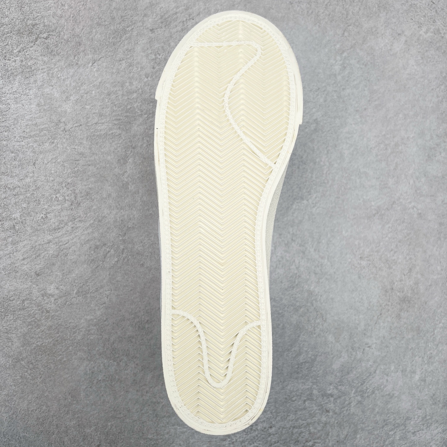 图片[9]-NK Blazer Low \’77 Jumbo 开拓者大钩 FD9858-001 焕新升级经典 Blazer 鞋款 大号 Swoosh 突出新时代更加张扬的潮流感 对经典的又一次改良升级 大号 Swoosh 设计结合宽大鞋带 符合当下潮流意趣 橡胶外底融入凸起人字形底纹增添几分户外感觉 尺码：36 36.5 37.5 38 38.5 39 40 40.5 41 42 42.5 43 44 44.5 45-选品中心