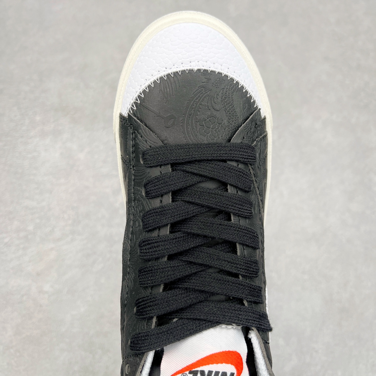 图片[4]-NK Blazer Low \’77 Jumbo 开拓者大钩 FD9858-001 焕新升级经典 Blazer 鞋款 大号 Swoosh 突出新时代更加张扬的潮流感 对经典的又一次改良升级 大号 Swoosh 设计结合宽大鞋带 符合当下潮流意趣 橡胶外底融入凸起人字形底纹增添几分户外感觉 尺码：36 36.5 37.5 38 38.5 39 40 40.5 41 42 42.5 43 44 44.5 45-选品中心