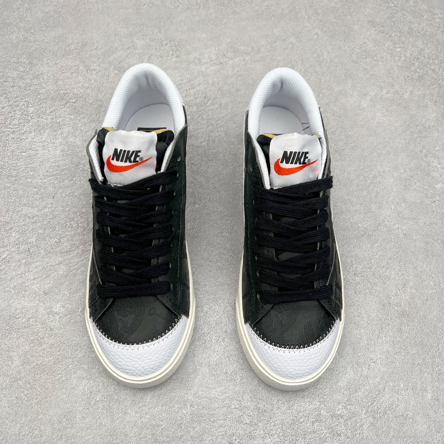 图片[2]-NK Blazer Low \’77 Jumbo 开拓者大钩 FD9858-001 焕新升级经典 Blazer 鞋款 大号 Swoosh 突出新时代更加张扬的潮流感 对经典的又一次改良升级 大号 Swoosh 设计结合宽大鞋带 符合当下潮流意趣 橡胶外底融入凸起人字形底纹增添几分户外感觉 尺码：36 36.5 37.5 38 38.5 39 40 40.5 41 42 42.5 43 44 44.5 45-选品中心