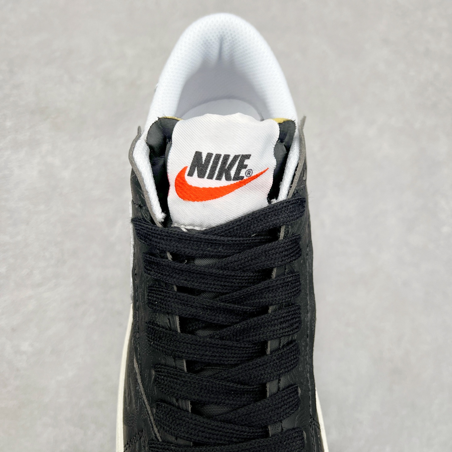 图片[5]-NK Blazer Low \’77 Jumbo 开拓者大钩 FD9858-001 焕新升级经典 Blazer 鞋款 大号 Swoosh 突出新时代更加张扬的潮流感 对经典的又一次改良升级 大号 Swoosh 设计结合宽大鞋带 符合当下潮流意趣 橡胶外底融入凸起人字形底纹增添几分户外感觉 尺码：36 36.5 37.5 38 38.5 39 40 40.5 41 42 42.5 43 44 44.5 45-选品中心